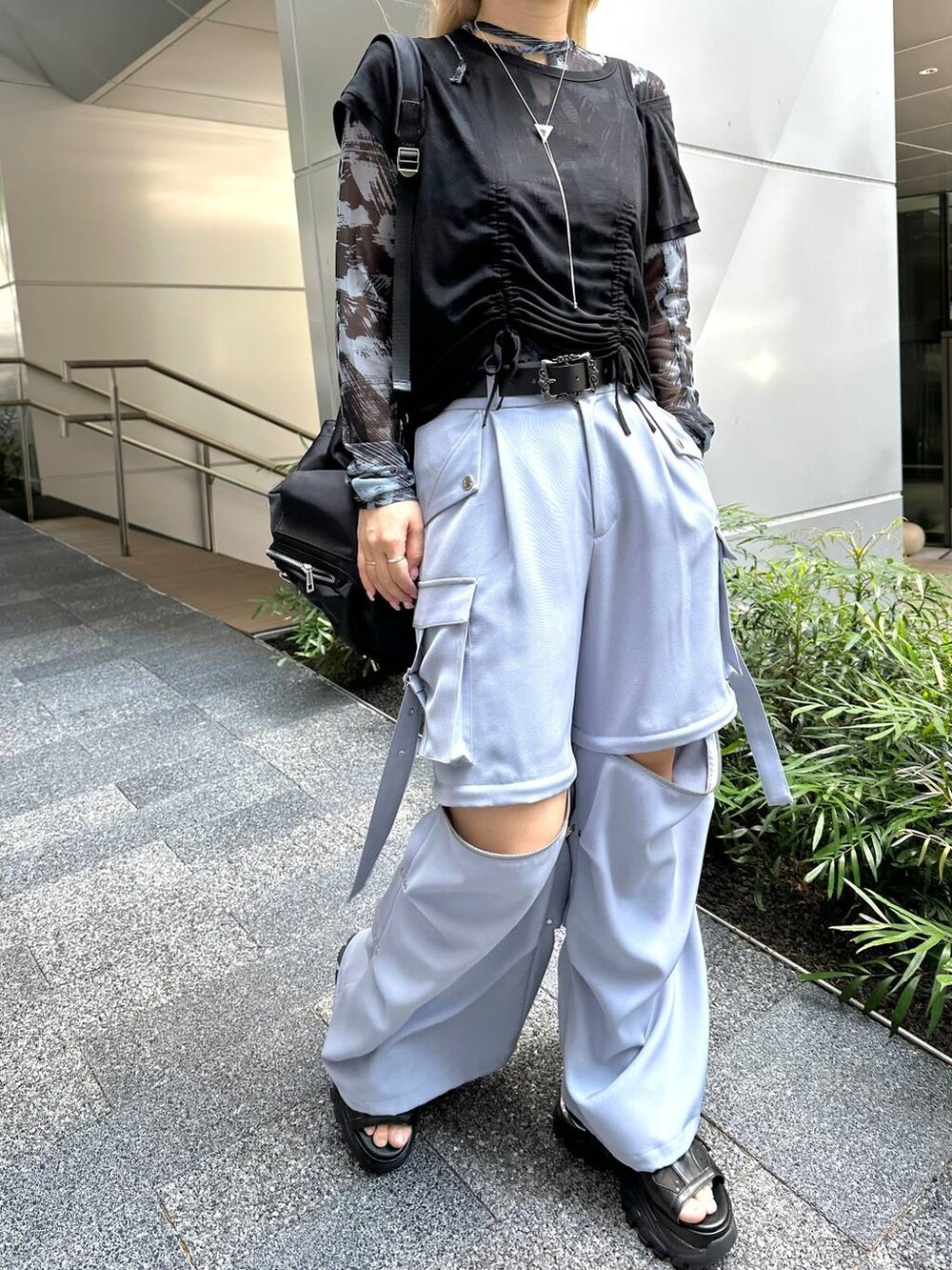 「きれいめ、着痩せ・細見え、モード、Tシャツ、ワイドパンツ、結婚式2次会、休日コーデ、デート/ロマンティック、夏コーデ、女子会、個性派、モテ、カラーコーデ_HARE、HARE」｜「HAREのラメメッシュスニーカーサンダル(HARE)（サンダル、ブラック系）」を使った、hare_usamiさん（レディース・158cm）の夏コーディネートの6枚目の写真