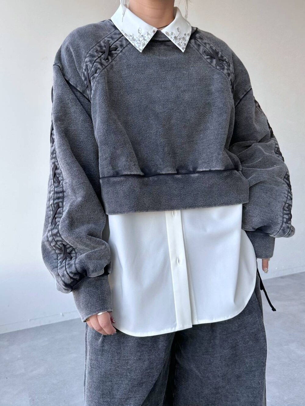 「体型カバー、着痩せ・細見え、モード、結婚式2次会、休日コーデ、デート/ロマンティック、秋コーデ、女子会、個性派、モテ、きれいめ、カラーコーデ_HARE、HARE、セットアップ、スウェット」｜「HAREのエリビジューシャツ(HARE)（シャツ/ブラウス、ホワイト系）」を使った、hare_usamiさん（レディース・158cm）の冬コーディネートの4枚目の写真