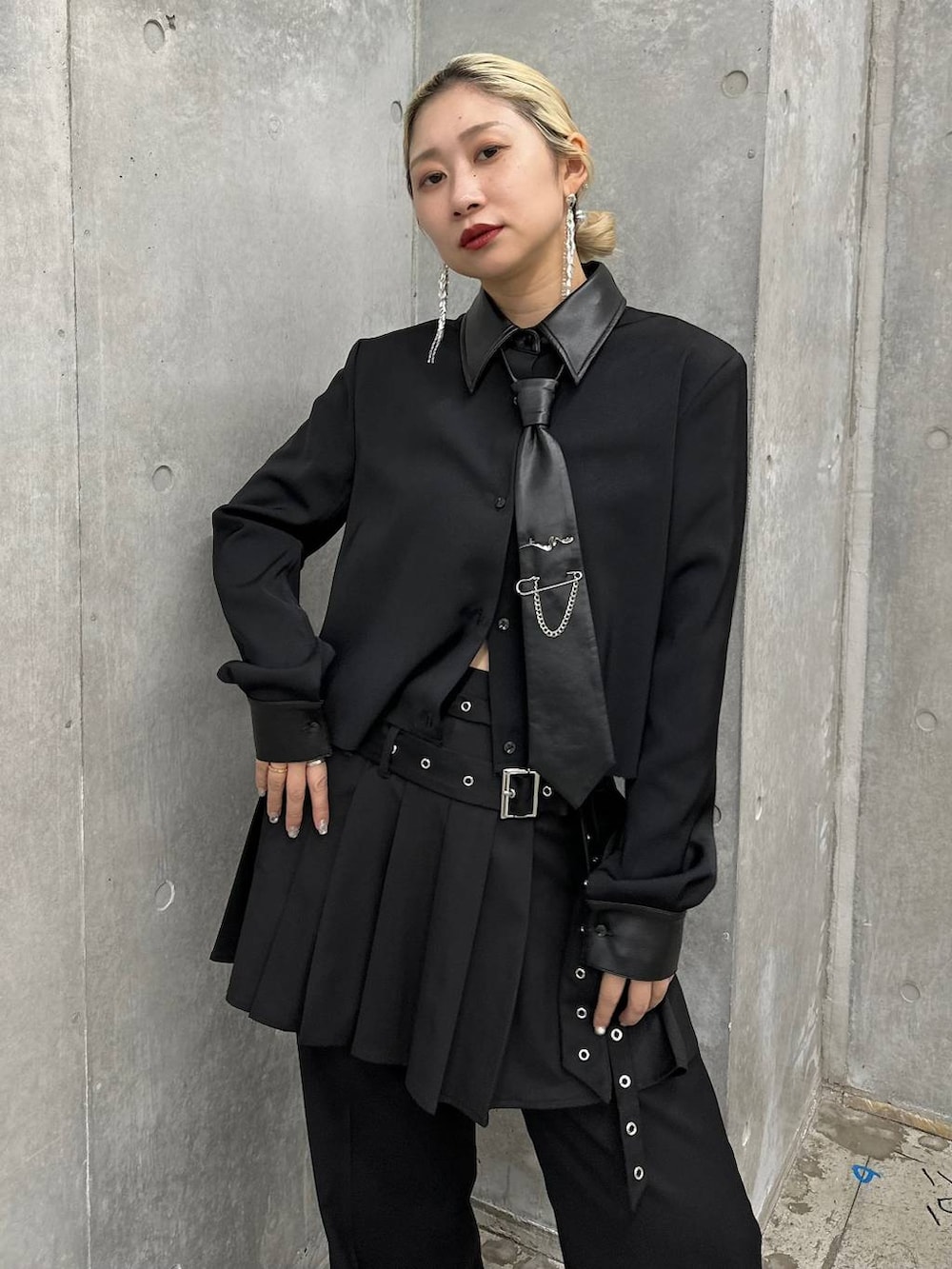 ブラック系のショルダーバッグ、ブラック系のバレエシューズ、シルバー系のピアス（両耳用）を着用したレディースの秋コーディネートの3枚目の写真