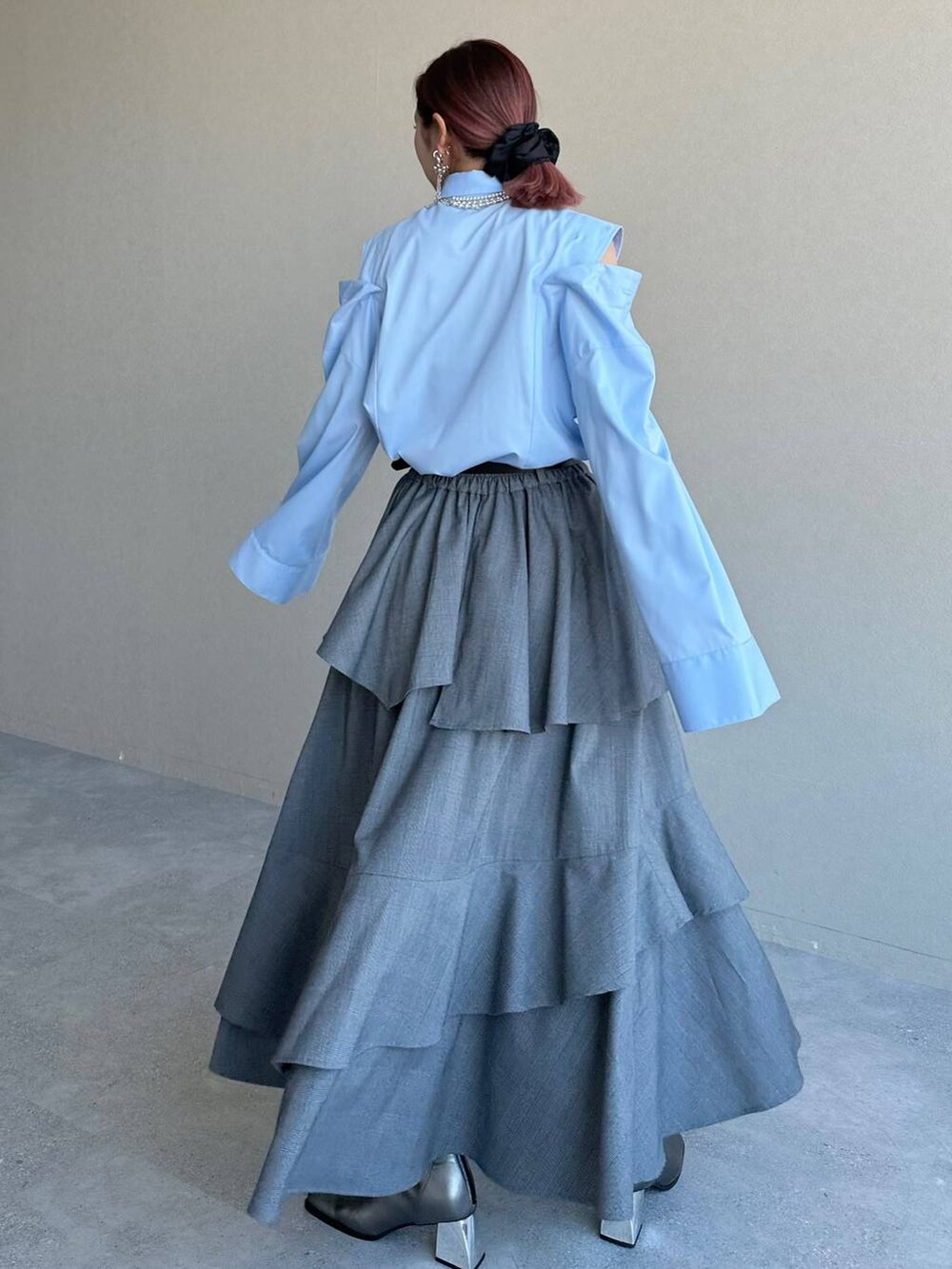 シルバー系のブーツ、ブルー系のシャツ/ブラウス、シルバー系のイヤリングを着用したレディースの冬コーディネートの8枚目の写真