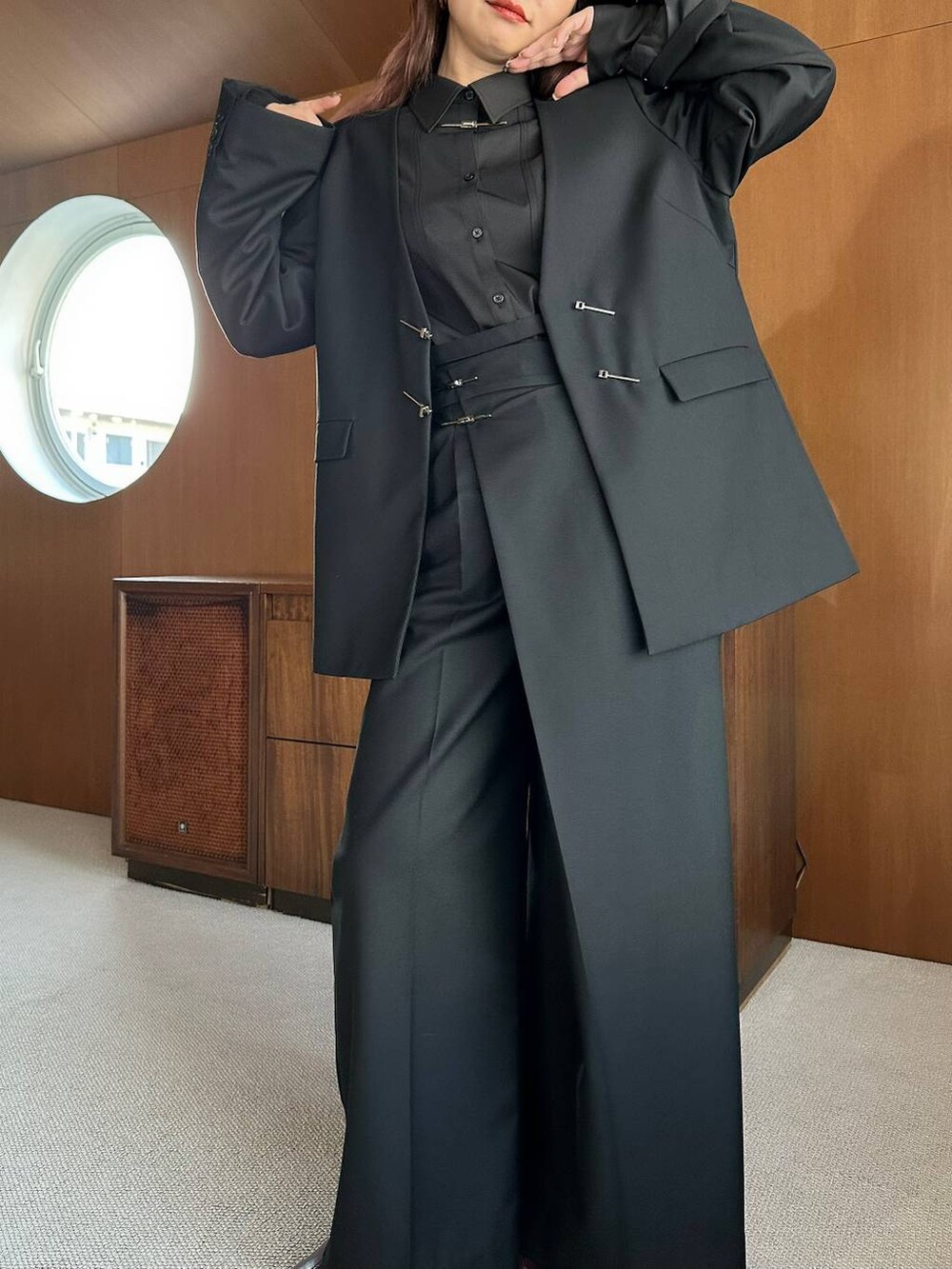 ブラウン系のボストンバッグ、レッド系のブーツを着用したレディースの秋コーディネートの7枚目の写真