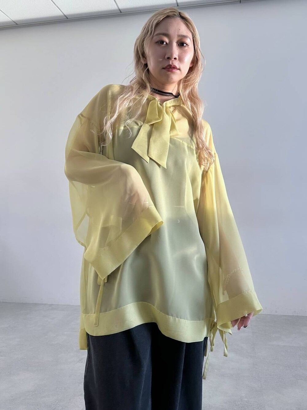 シルバー系のサンダル、ブラック系のデニムパンツ、イエロー系のTシャツ/カットソーを着用したレディースの春コーディネートの4枚目の写真