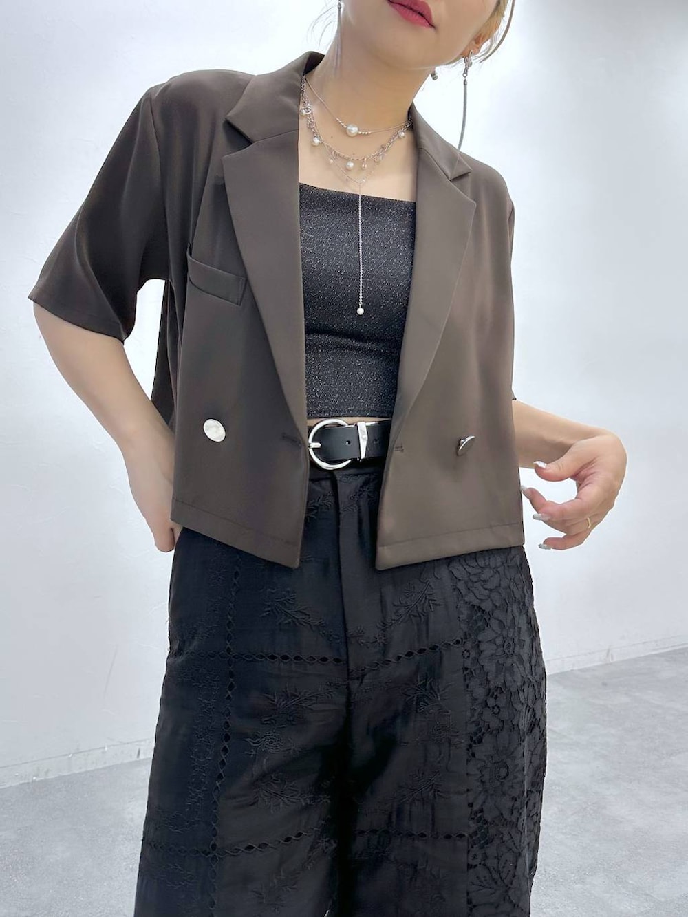 「きれいめ、着痩せ・細見え、モード、結婚式2次会、休日コーデ、デート/ロマンティック、夏コーデ、女子会、個性派、モテ、カラーコーデ_HARE、HARE、ジャケット、ジャケットスタイル、ワイドパンツ」｜「HAREのラメメッシュスニーカーサンダル(HARE)（サンダル、ブラック系）」を使った、hare_usamiさん（レディース・158cm）の夏コーディネートの3枚目の写真