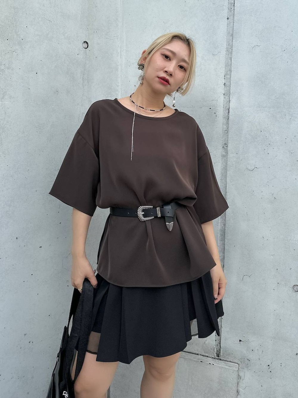 「カラーコーデ_HARE、HARE、きれいめ、着痩せ・細見え、モード、結婚式2次会、休日コーデ、デート/ロマンティック、夏コーデ、女子会、個性派、モテ、Tシャツ、トートバッグ」｜「HAREのメッシュレースアップブーサン(HARE)（サンダル、ブラック系）」を使った、hare_usamiさん（レディース・158cm）の夏コーディネートの4枚目の写真