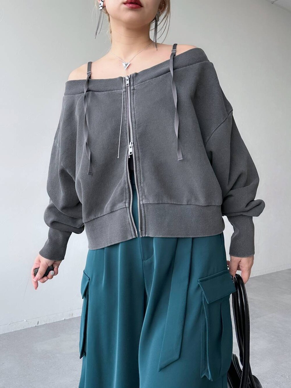 「体型カバー、着痩せ・細見え、モード、結婚式2次会、休日コーデ、デート/ロマンティック、秋コーデ、女子会、個性派、モテ、きれいめ、カラーコーデ_HARE、HARE、ワイドパンツ、スウェット」｜「HAREのオフショルデザインスウェット(HARE)（スウェット、グレー系）」を使った、hare_usamiさん（レディース・158cm）の冬コーディネートの5枚目の写真