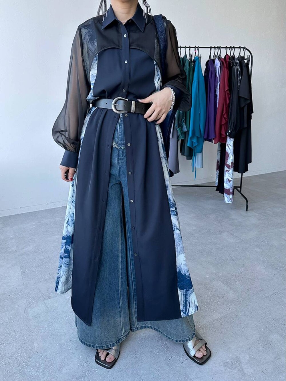 「ワンピース、ベルト、デニムパンツ、きれいめ、着痩せ・細見え、モード、結婚式2次会、休日コーデ、デート/ロマンティック、春コーデ、女子会、個性派、モテ、カラーコーデ_HARE、HARE」｜「HAREの【オケージョン/セレモニー/結婚式】シアーガラキリカエワンピース(HARE)（ワンピース、ブルー系）」を使った、hare_usamiさん（レディース・158cm）の春コーディネートの5枚目の写真
