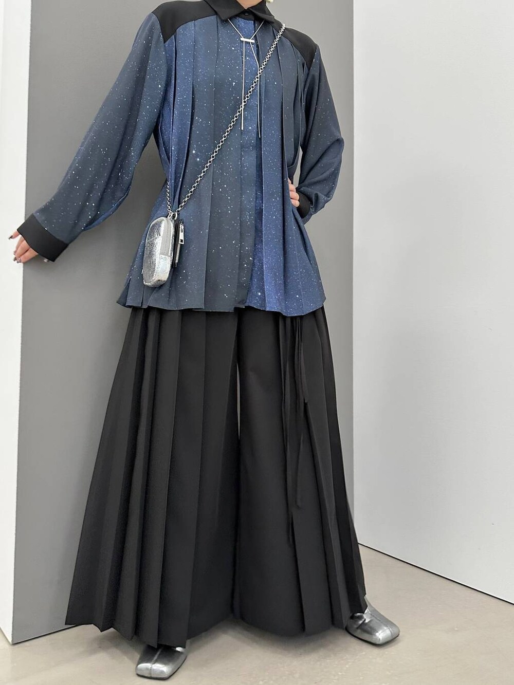 「体型カバー、着痩せ・細見え、モード、結婚式2次会、休日コーデ、デート/ロマンティック、秋コーデ、女子会、個性派、モテ、きれいめ、カラーコーデ_HARE、HARE、シャツ、シャツスタイル」｜「HAREのメタルヒールストレッチブーツ(HARE)（ブーツ、シルバー系）」を使った、hare_usamiさん（レディース・158cm）の秋コーディネートの5枚目の写真