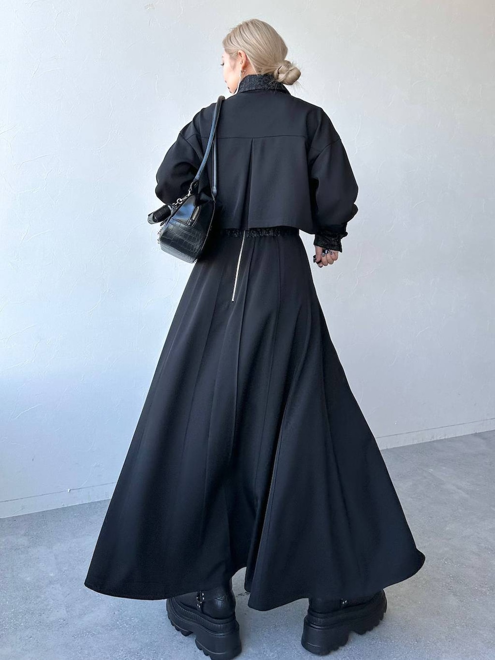 「体型カバー、着痩せ・細見え、モード、結婚式2次会、休日コーデ、デート/ロマンティック、秋コーデ、女子会、個性派、モテ、きれいめ、カラーコーデ_HARE、HARE、セットアップ、シャツ」｜「HAREのバイカーデザインブーツ(HARE)（ブーツ、ブラック系）」を使った、hare_usamiさん（レディース・158cm）の冬コーディネートの2枚目の写真