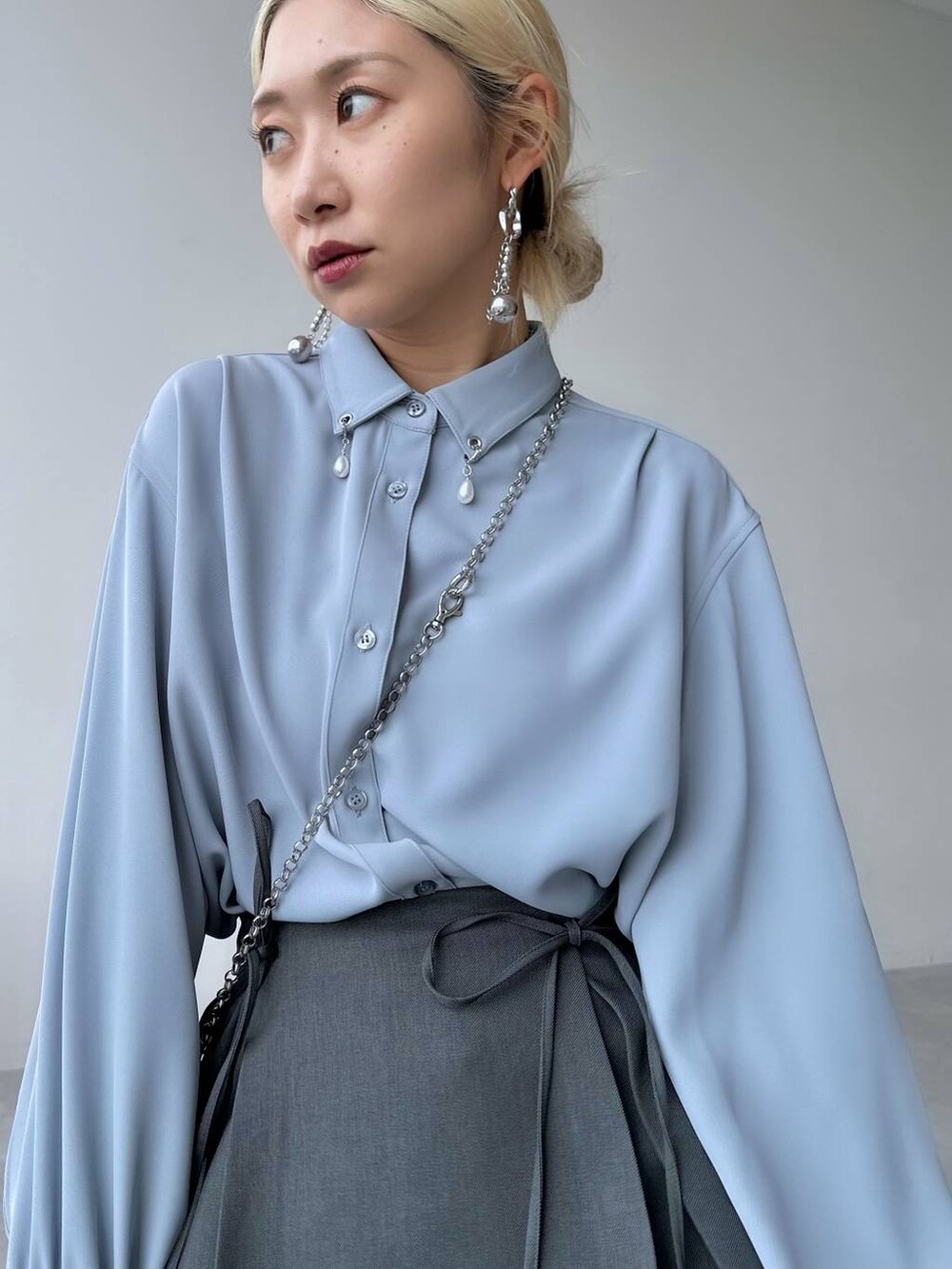 「モード、結婚式2次会、休日コーデ、デート/ロマンティック、シャツ、シャツスタイル、ショートパンツ、HARE、体型カバー、着痩せ・細見え、秋コーデ、女子会、個性派、モテ、きれいめ」｜「HAREのメタルレースアップシューズ(HARE)（ドレスシューズ、ブラック系）」を使った、hare_usamiさん（レディース・158cm）の冬コーディネートの6枚目の写真