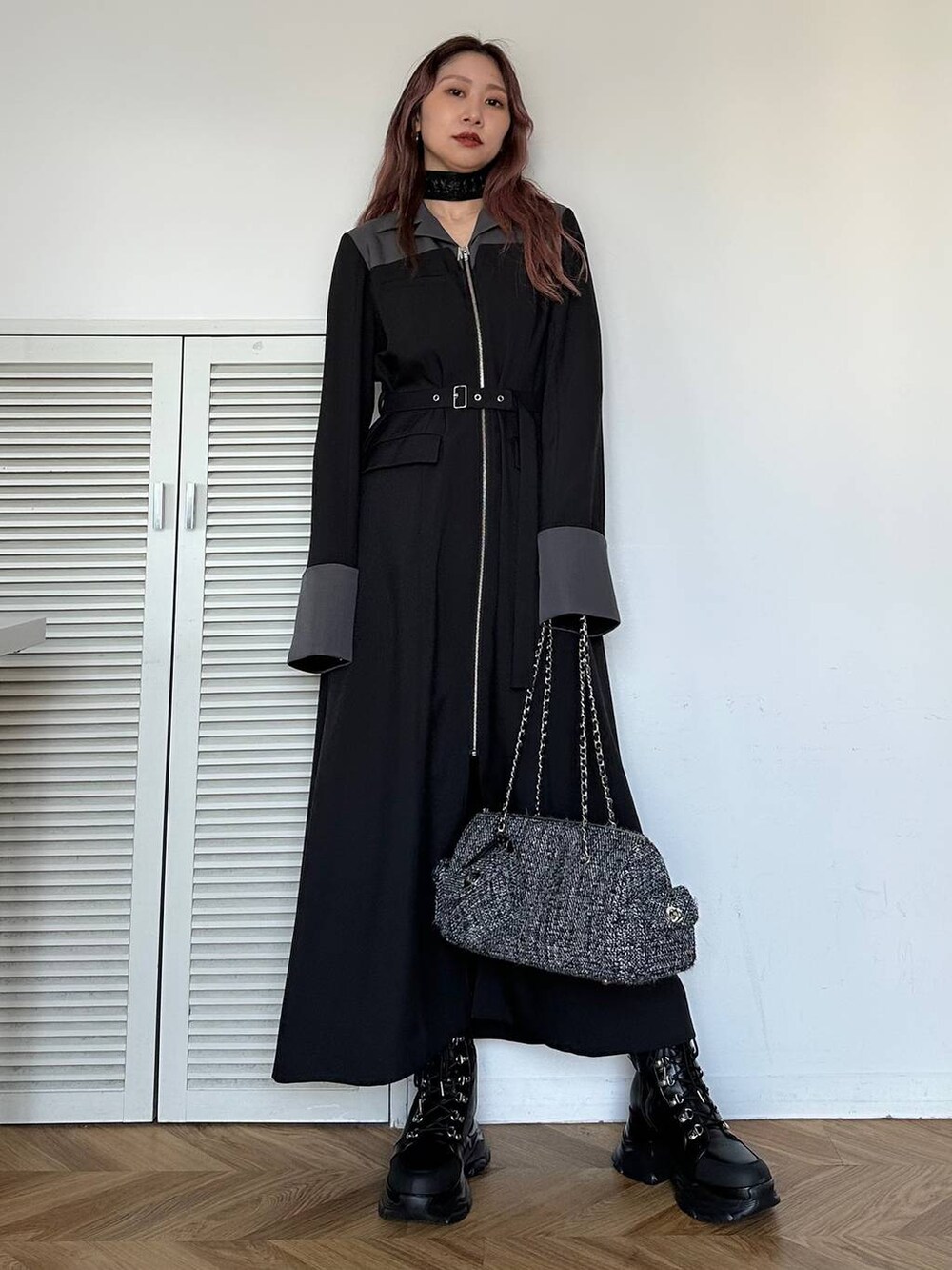 ブラック系のワンピースを着用したレディースの秋コーディネートの6枚目の写真