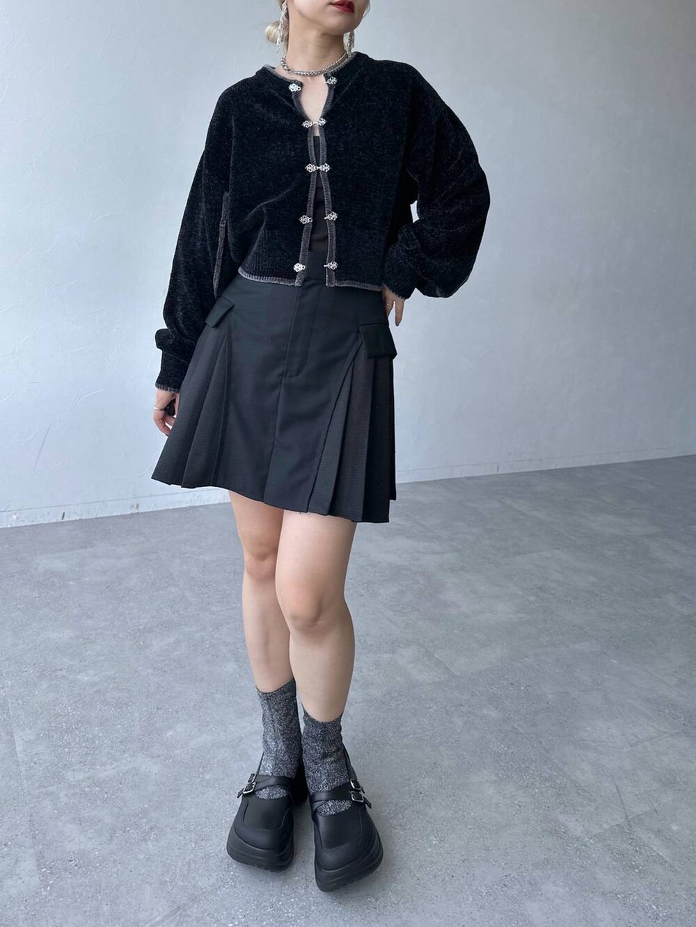 シルバー系のブーツ、ブラック系のその他パンツ、ブラック系のカーディガン/ボレロを着用したレディースの夏コーディネートの5枚目の写真