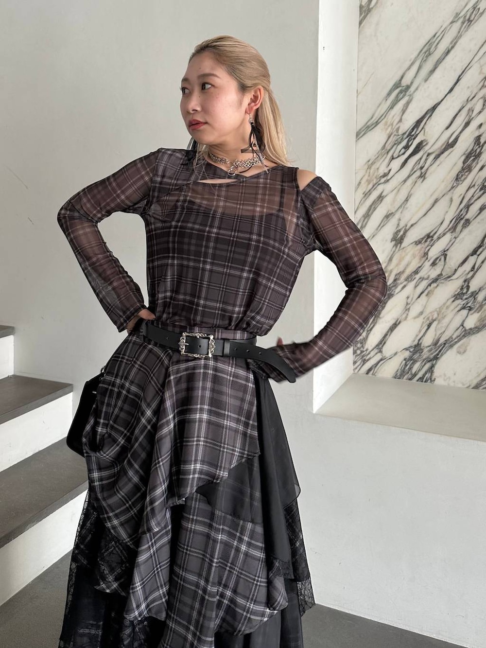 「きれいめ、着痩せ・細見え、モード、結婚式2次会、休日コーデ、デート/ロマンティック、春コーデ、女子会、個性派、モテ、カラーコーデ_HARE、HARE、セットアップ、スカート、サンダル」｜「HAREのメッシュレースアップブーサン(HARE)（サンダル、ブラック系）」を使った、hare_usamiさん（レディース・158cm）の春コーディネートの5枚目の写真