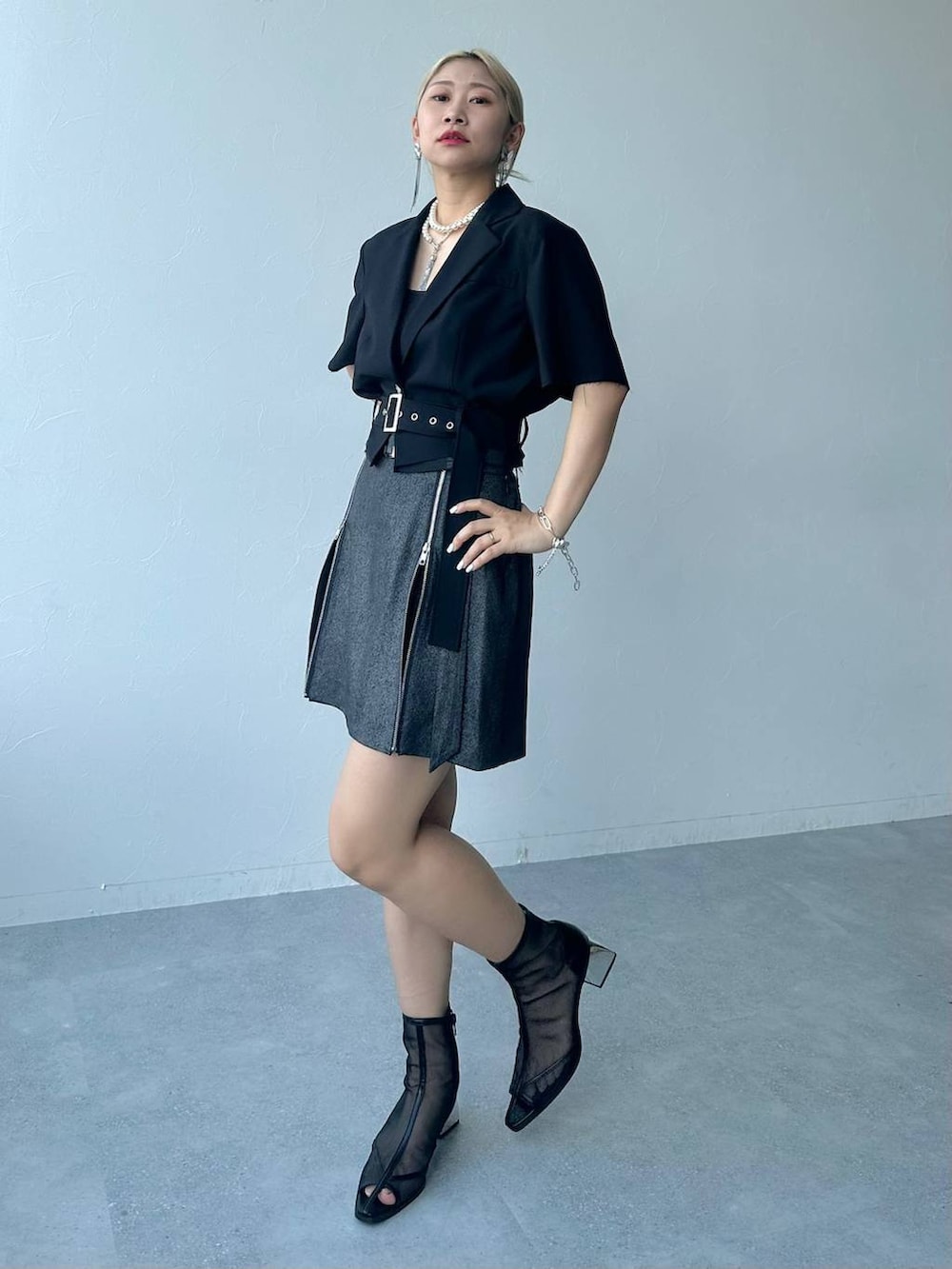 「体型カバー、着痩せ・細見え、モード、結婚式2次会、休日コーデ、デート/ロマンティック、夏コーデ、女子会、個性派、モテ、きれいめ、カラーコーデ_HARE、HARE、ジャケット、ジャケットスタイル」｜「HAREのメタルヒールメッシュブーサン(HARE)（サンダル、ブラック系）」を使った、hare_usamiさん（骨格ウェーブ・レディース・158cm）の夏コーディネートの9枚目の写真