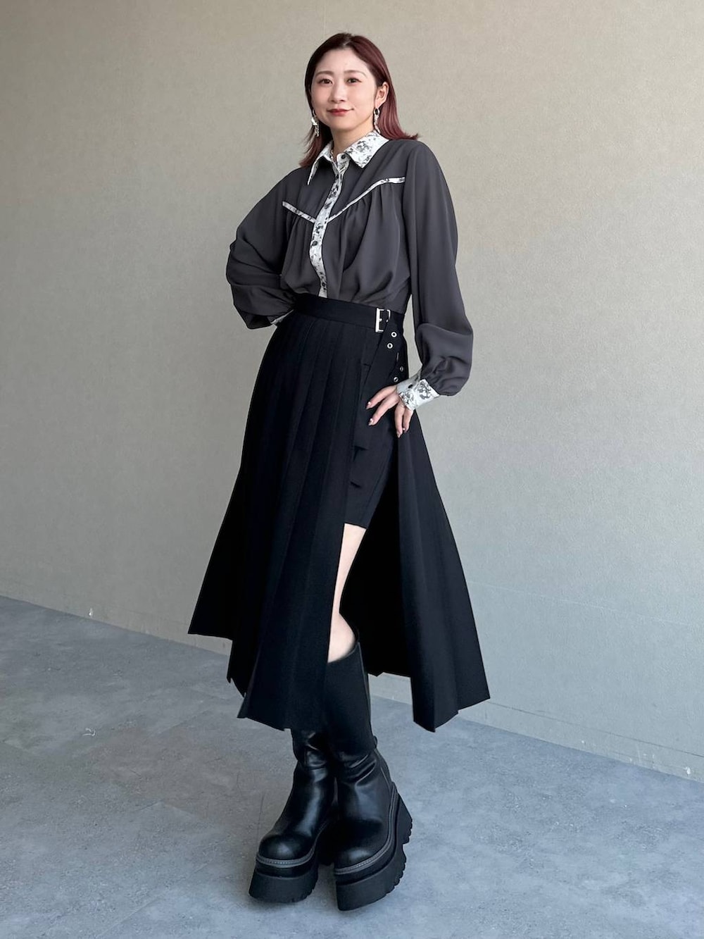 ブラック系のブーツ、グレー系のシャツ/ブラウス、ブラック系のスカートを着用したレディースの冬コーディネートの8枚目の写真