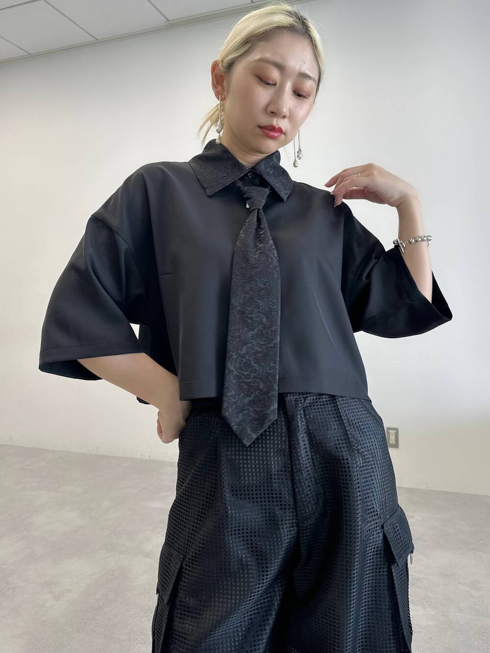 「体型カバー、着痩せ・細見え、モード、結婚式2次会、休日コーデ、デート/ロマンティック、秋コーデ、女子会、個性派、モテ、きれいめ、カラーコーデ_HARE、HARE、ワイドパンツ、ワントーン」｜「HAREのフクレジャガードラメバッグ(HARE）（ショルダーバッグ、グリーン系）」を使った、hare_usamiさん（骨格ウェーブ・レディース・158cm）の春コーディネートの5枚目の写真