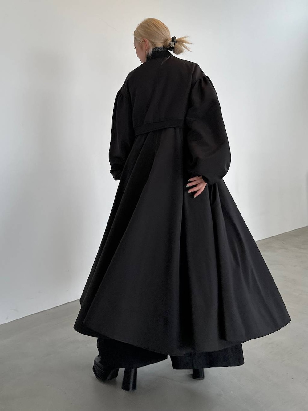 ブラック系のニット/セーター、ブラック系のブーツ、ブラック系のブルゾンを着用したレディースの秋コーディネートの2枚目の写真