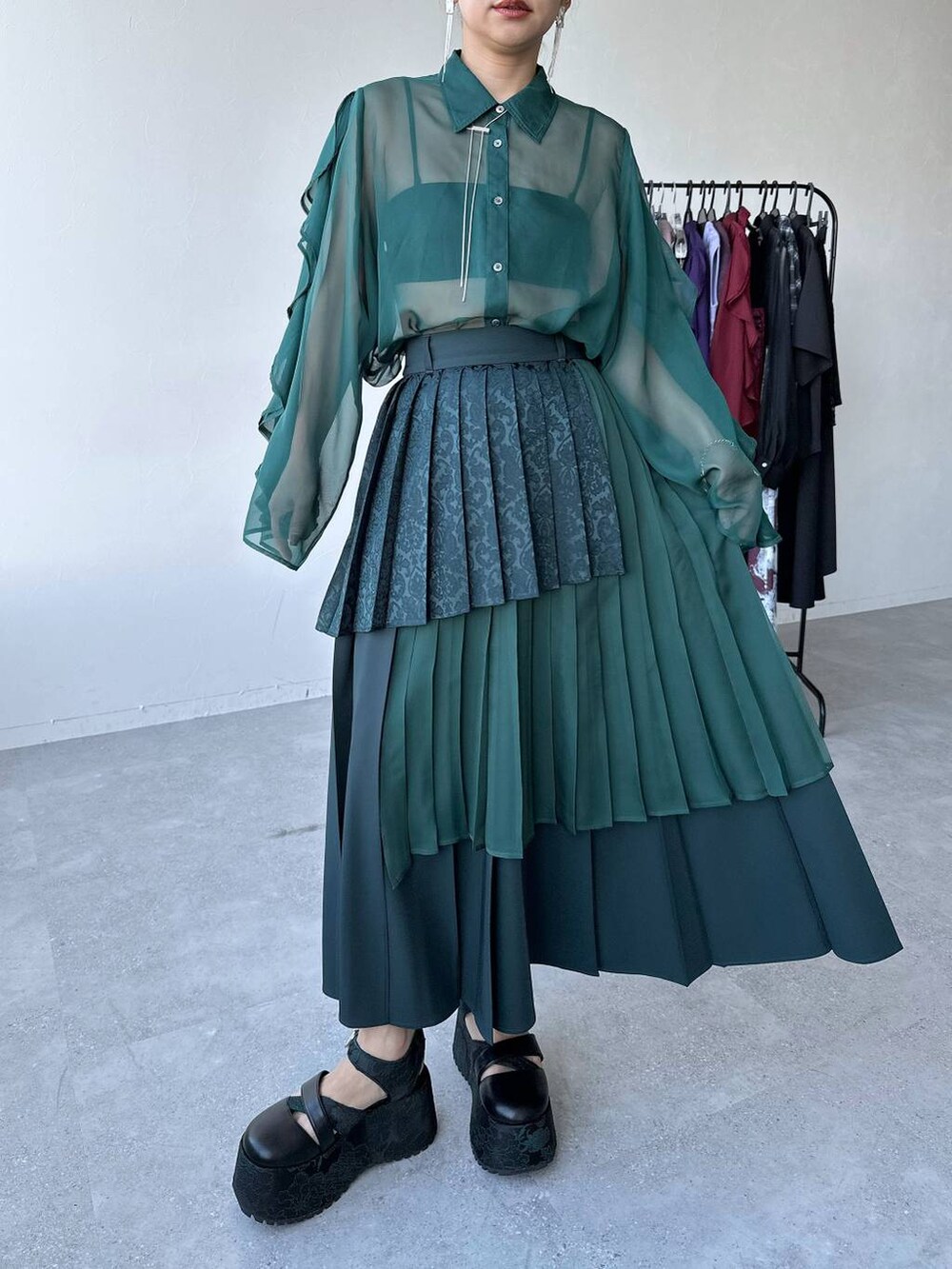 「HARE、シャツ、シャツスタイル、スカート、きれいめ、着痩せ・細見え、モード、結婚式2次会、休日コーデ、デート/ロマンティック、春コーデ、女子会、個性派、モテ、カラーコーデ_HARE」｜「HAREのソデフリルシアーシャツ(HARE)（シャツ/ブラウス、グリーン系）」を使った、hare_usamiさん（レディース・158cm）の春コーディネートの7枚目の写真