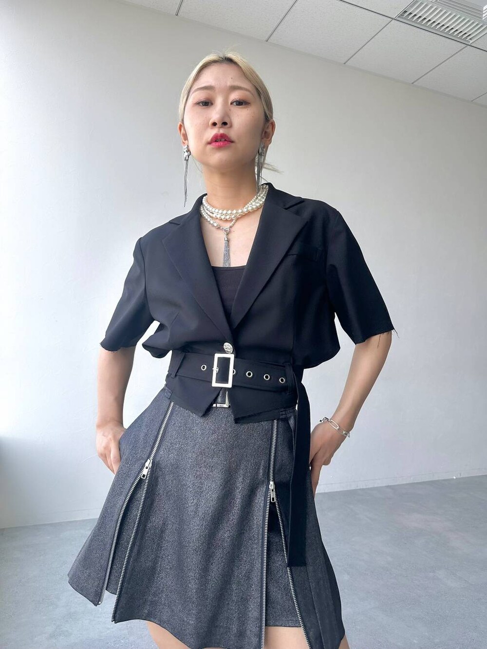 「体型カバー、着痩せ・細見え、モード、結婚式2次会、休日コーデ、デート/ロマンティック、夏コーデ、女子会、個性派、モテ、きれいめ、カラーコーデ_HARE、HARE、ジャケット、ジャケットスタイル」｜「HAREのメタルヒールメッシュブーサン(HARE)（サンダル、ブラック系）」を使った、hare_usamiさん（骨格ウェーブ・レディース・158cm）の夏コーディネートの4枚目の写真
