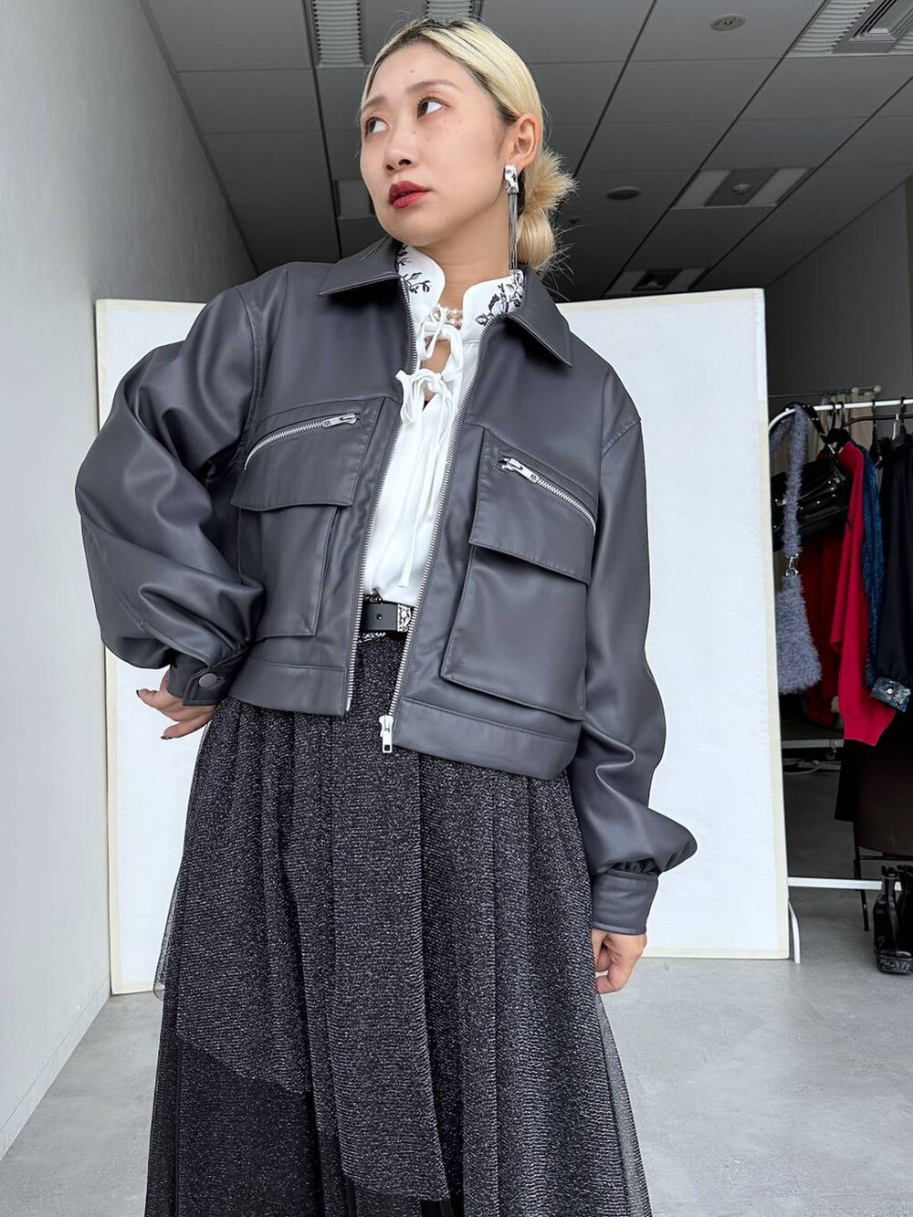 「体型カバー、着痩せ・細見え、モード、結婚式2次会、休日コーデ、デート/ロマンティック、秋コーデ、女子会、個性派、モテ、きれいめ、カラーコーデ_HARE、HARE、ジャケット、ジャケットスタイル」｜「HAREのメタルヒールストレッチブーツ(HARE)（ブーツ、シルバー系）」を使った、hare_usamiさん（レディース・158cm）の秋コーディネートの3枚目の写真