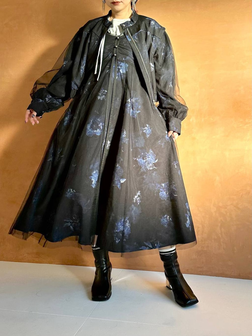 ブラック系のブーツ、ブラック系のブルゾン、ブラック系のワンピースを着用したレディースの冬コーディネートの7枚目の写真