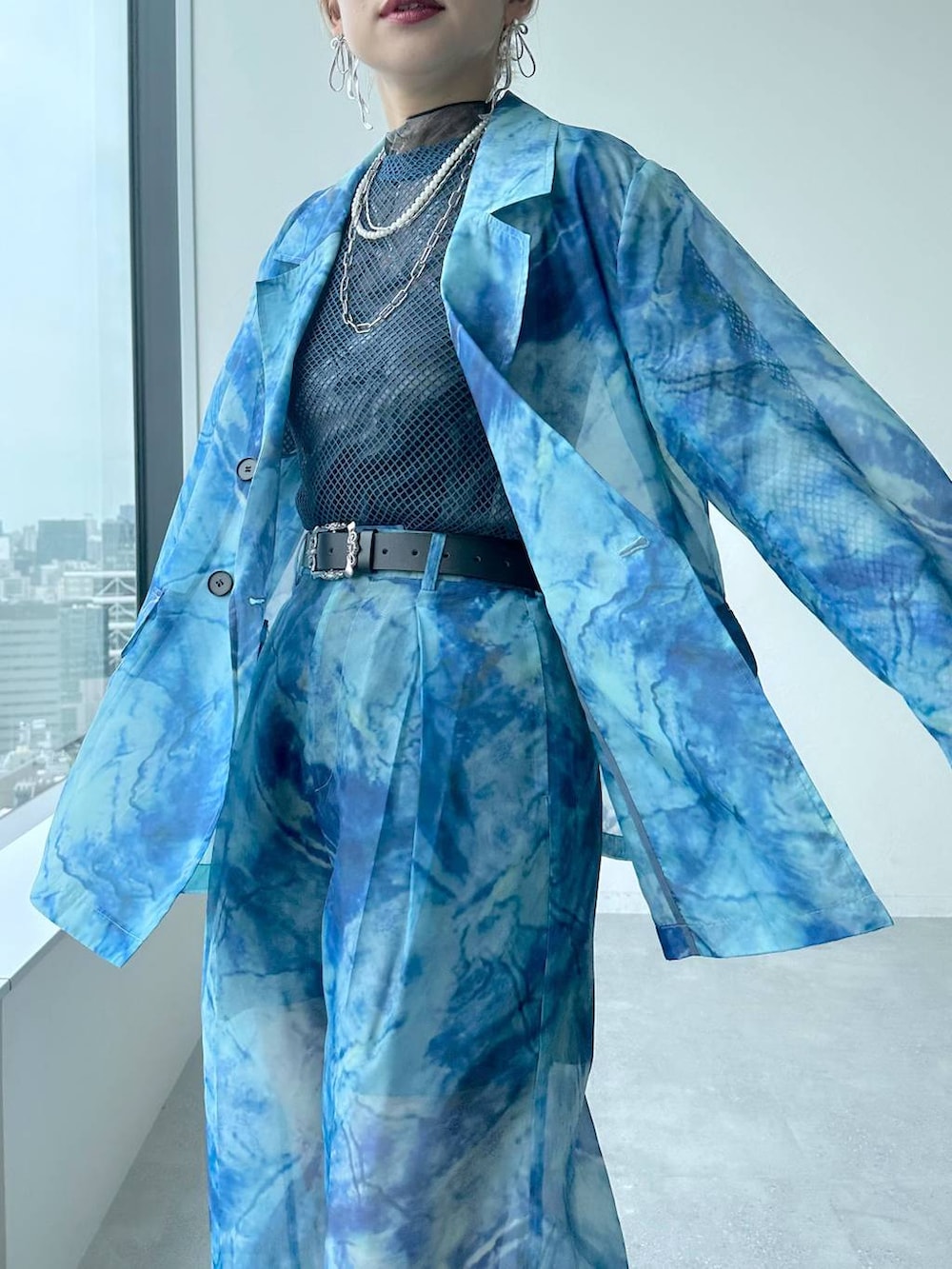 シルバー系のサンダル、ブルー系のその他パンツ、ブルー系のテーラードジャケットを着用したレディースの春コーディネートの4枚目の写真