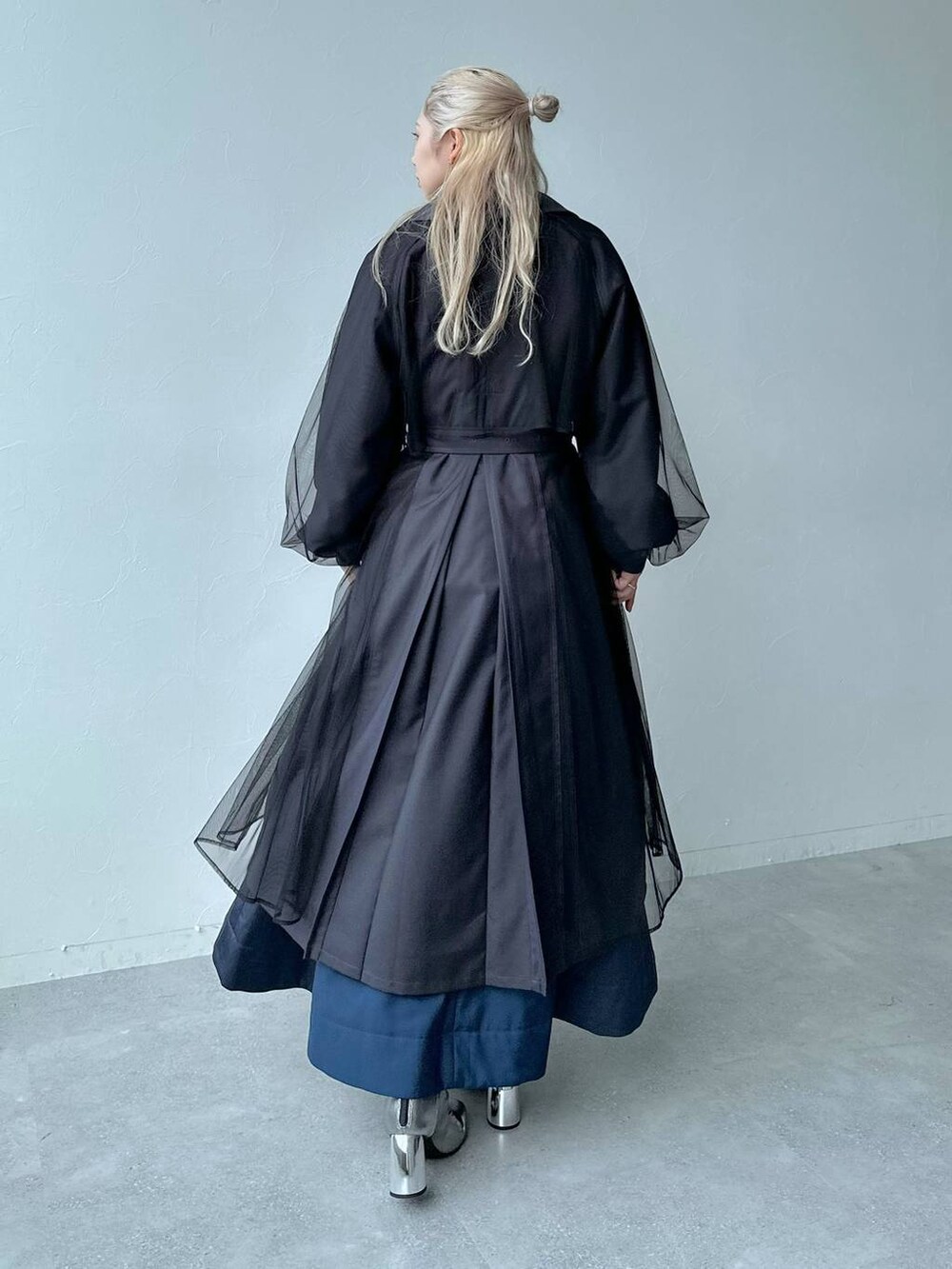 「体型カバー、着痩せ・細見え、モード、結婚式2次会、休日コーデ、デート/ロマンティック、秋コーデ、女子会、個性派、モテ、きれいめ、カラーコーデ_HARE、HARE、トレンチコート、ニット」｜「HAREのケーブルガラキリカエニット(HAR)（ニット/セーター、グレー系）」を使った、hare_usamiさん（骨格ウェーブ・レディース・158cm）の夏コーディネートの3枚目の写真