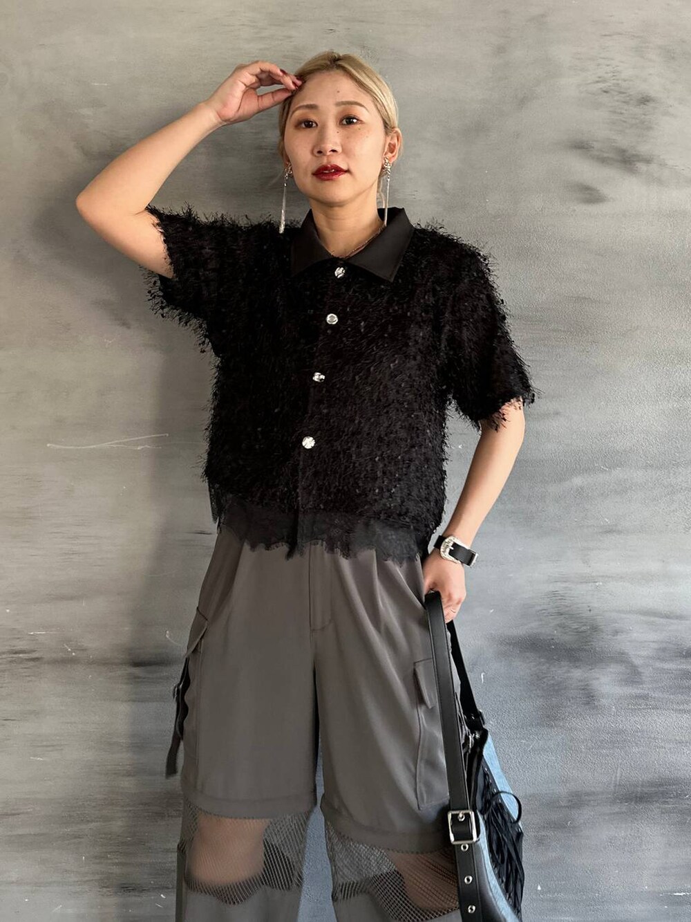 ブラック系のTシャツ/カットソー、グレー系のカーゴパンツ、ブラック系のブレスレットを着用したレディースの春コーディネートの8枚目の写真