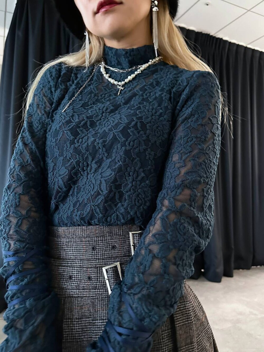 「体型カバー、着痩せ・細見え、モード、結婚式2次会、休日コーデ、デート/ロマンティック、秋コーデ、女子会、個性派、モテ、きれいめ、カラーコーデ_HARE、HARE、セットアップ、ハット」｜「HAREのベルトデザインローファー(HARE)（ローファー、ブラック系）」を使った、hare_usamiさん（骨格ウェーブ・レディース・158cm）の秋コーディネートの8枚目の写真