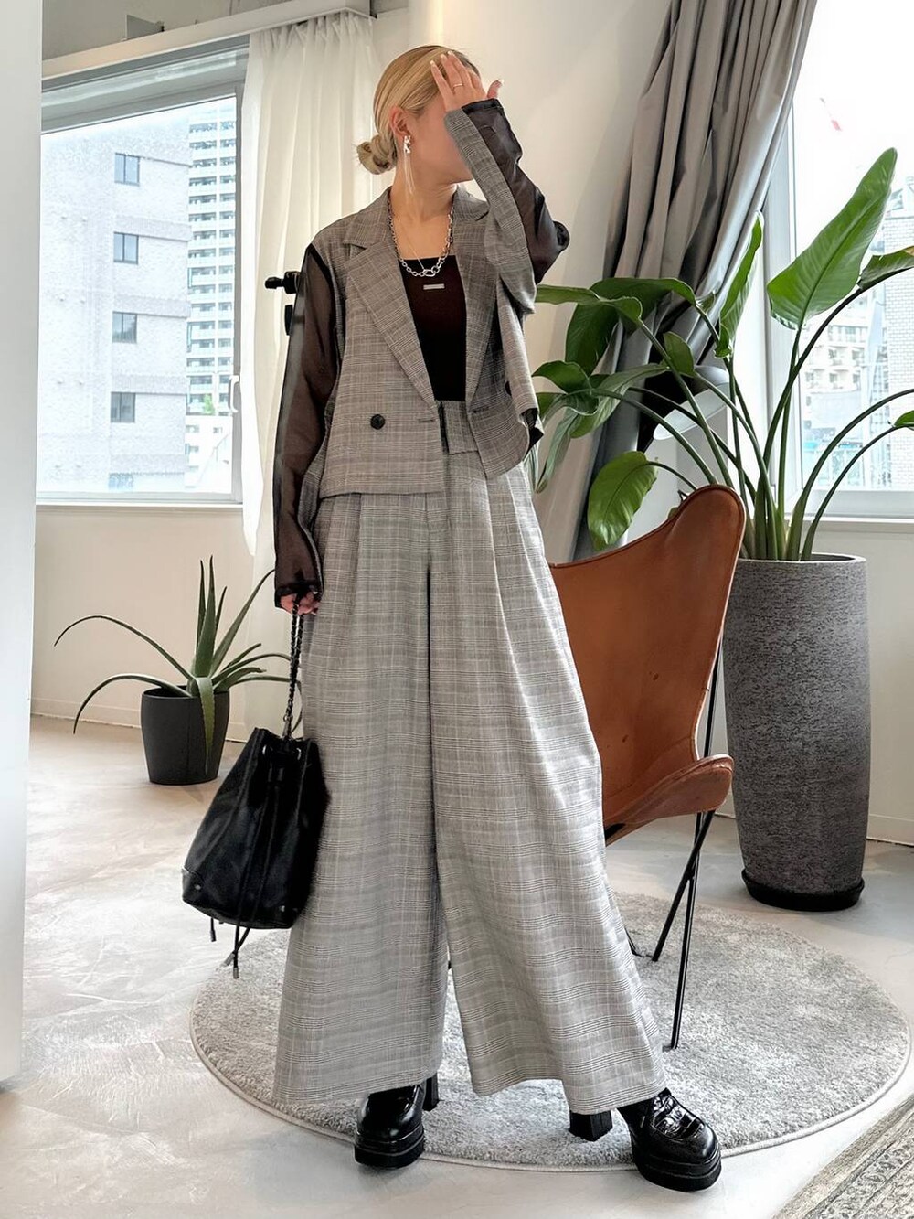 ブラック系のサンダル、ブラウン系のキャミソール、ブラウン系のその他パンツを着用したレディースの夏コーディネートの9枚目の写真