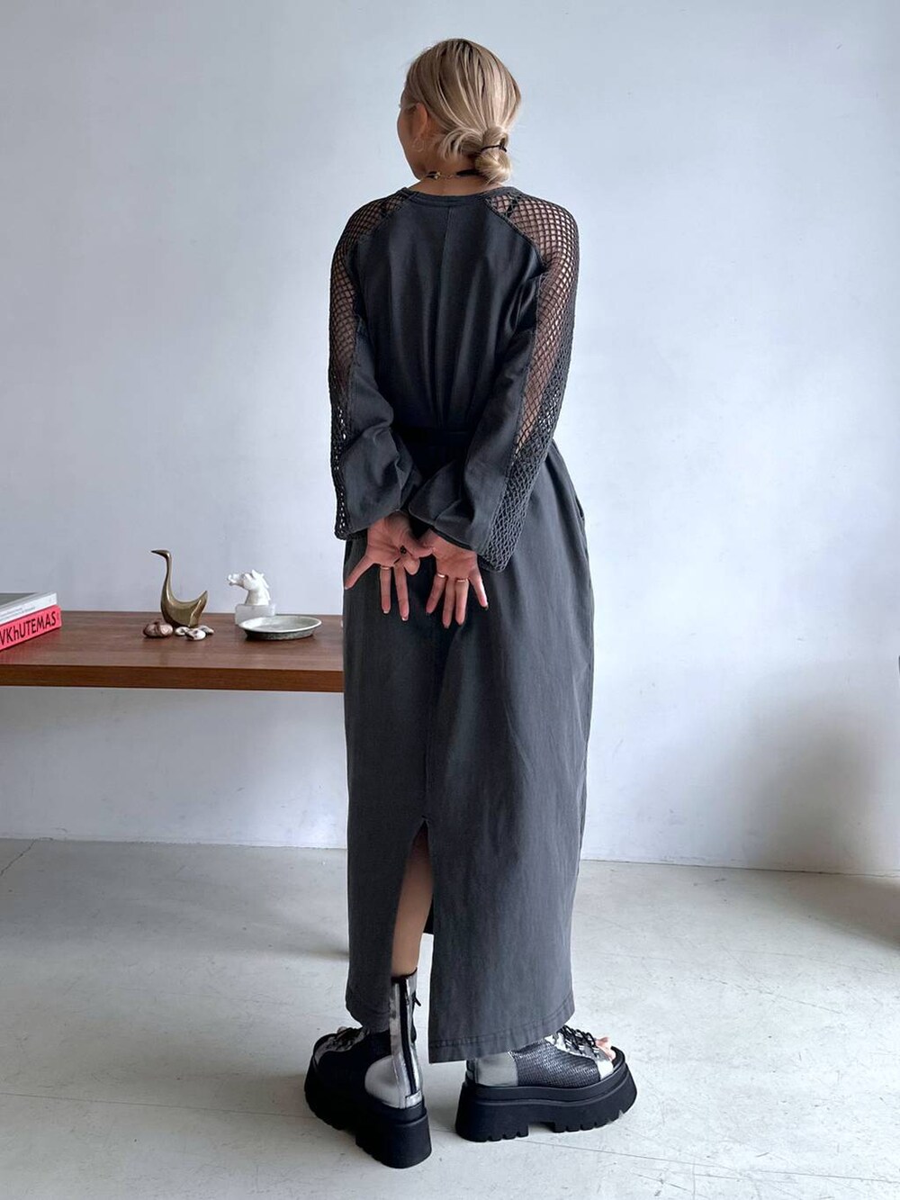 シルバー系のサンダル、グレー系のワンピース、ブラック系のベルトを着用したレディースの春コーディネートの2枚目の写真