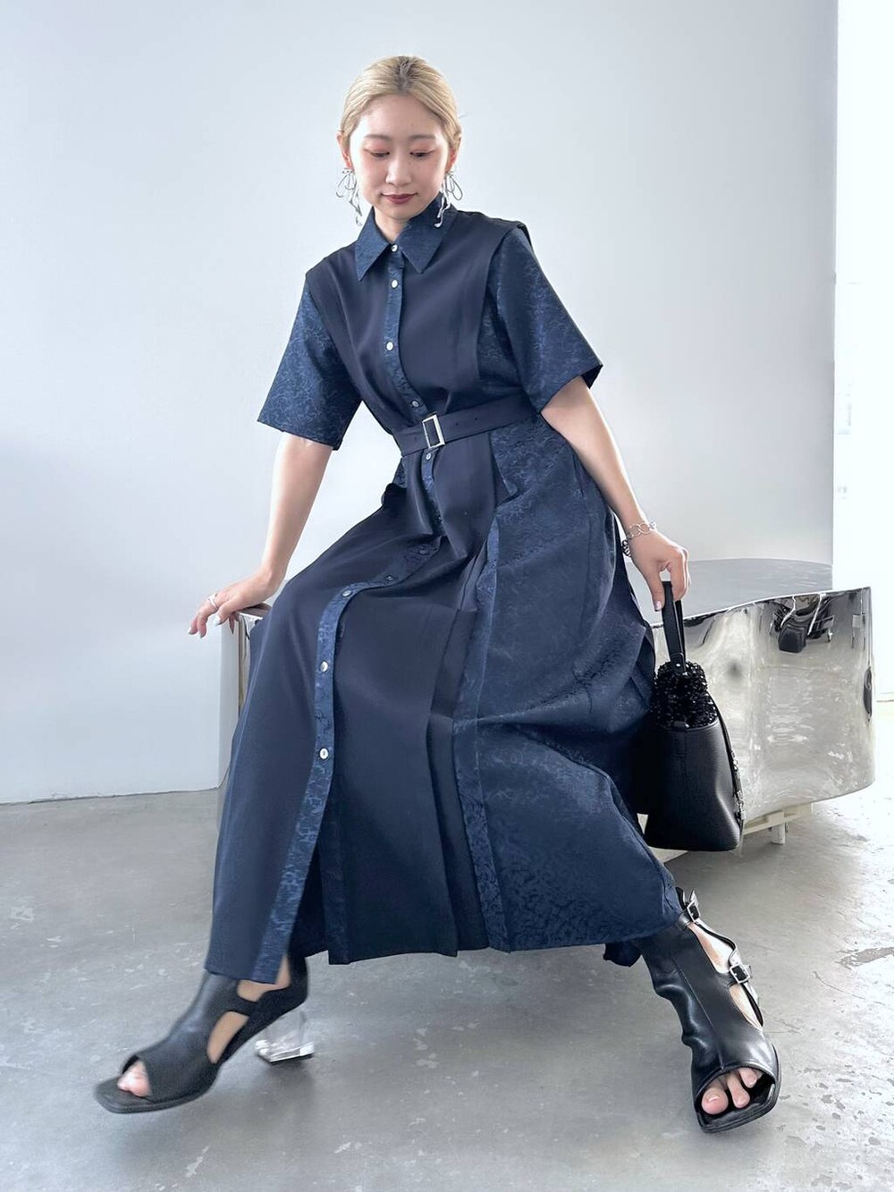 ブルー系のワンピース、ブラック系のショルダーバッグ、ブラック系のサンダルを着用したレディースの春コーディネートの4枚目の写真