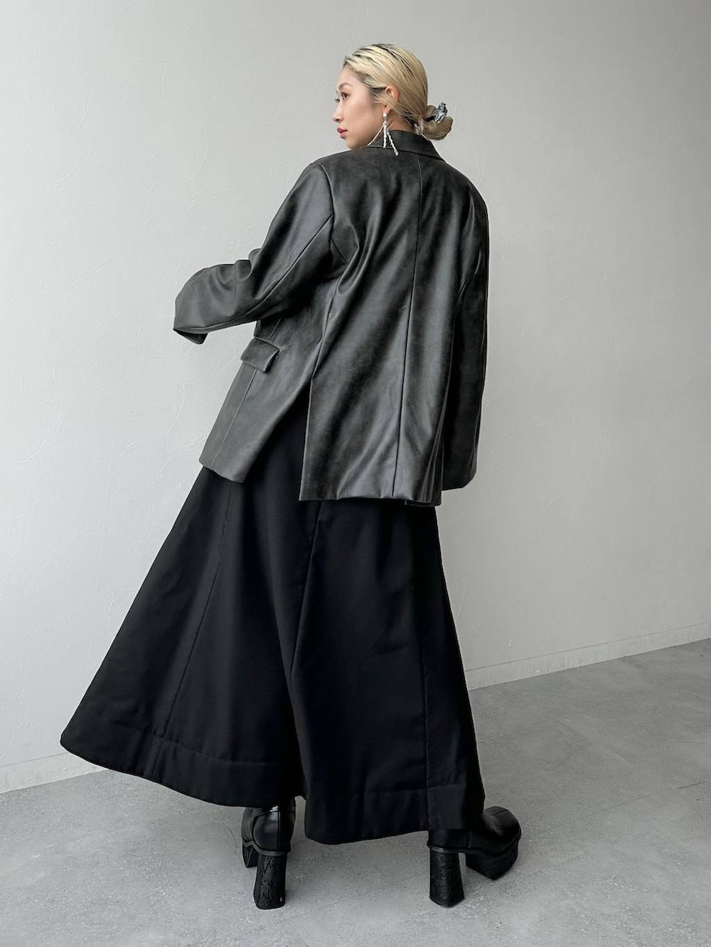 ブラウン系のTシャツ/カットソー、グレー系のテーラードジャケット、グレー系のブーツを着用したレディースの秋コーディネートの2枚目の写真