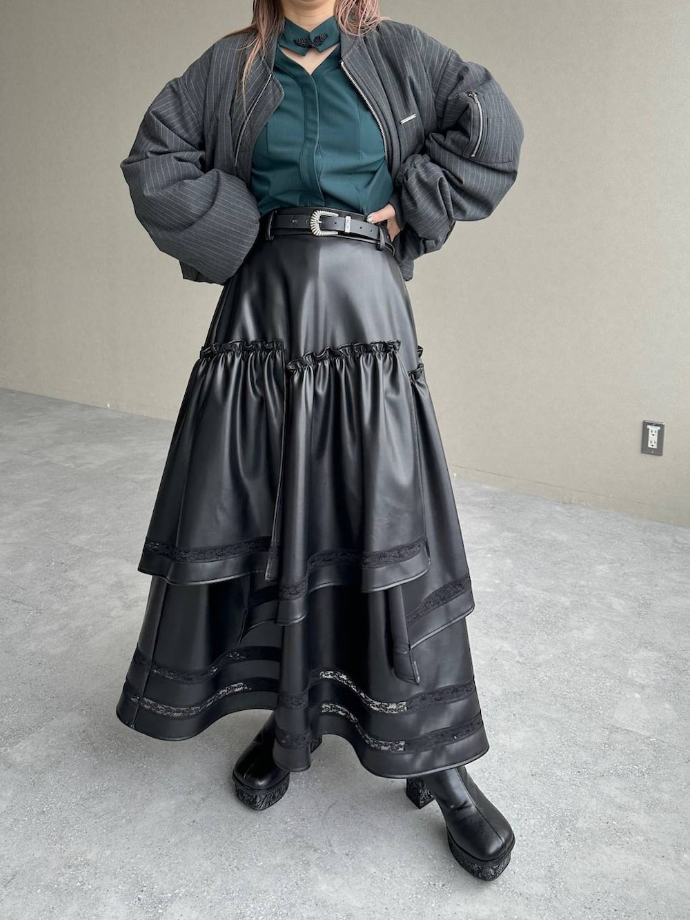 グレー系のブーツ、ブラック系のスカート、グリーン系のシャツ/ブラウスを着用したレディースの秋コーディネートの5枚目の写真