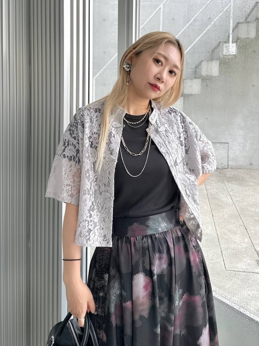 「着痩せ・細見え、きれいめ、モード、結婚式2次会、休日コーデ、デート/ロマンティック、夏コーデ、女子会、個性派、モテ、カラーコーデ_HARE、HARE、シャツ、シャツスタイル、Tシャツ」｜「HAREのビッグフラワーイヤリング(HARE)（イヤリング、シルバー系）」を使った、hare_usamiさん（レディース・158cm）の夏コーディネートの4枚目の写真