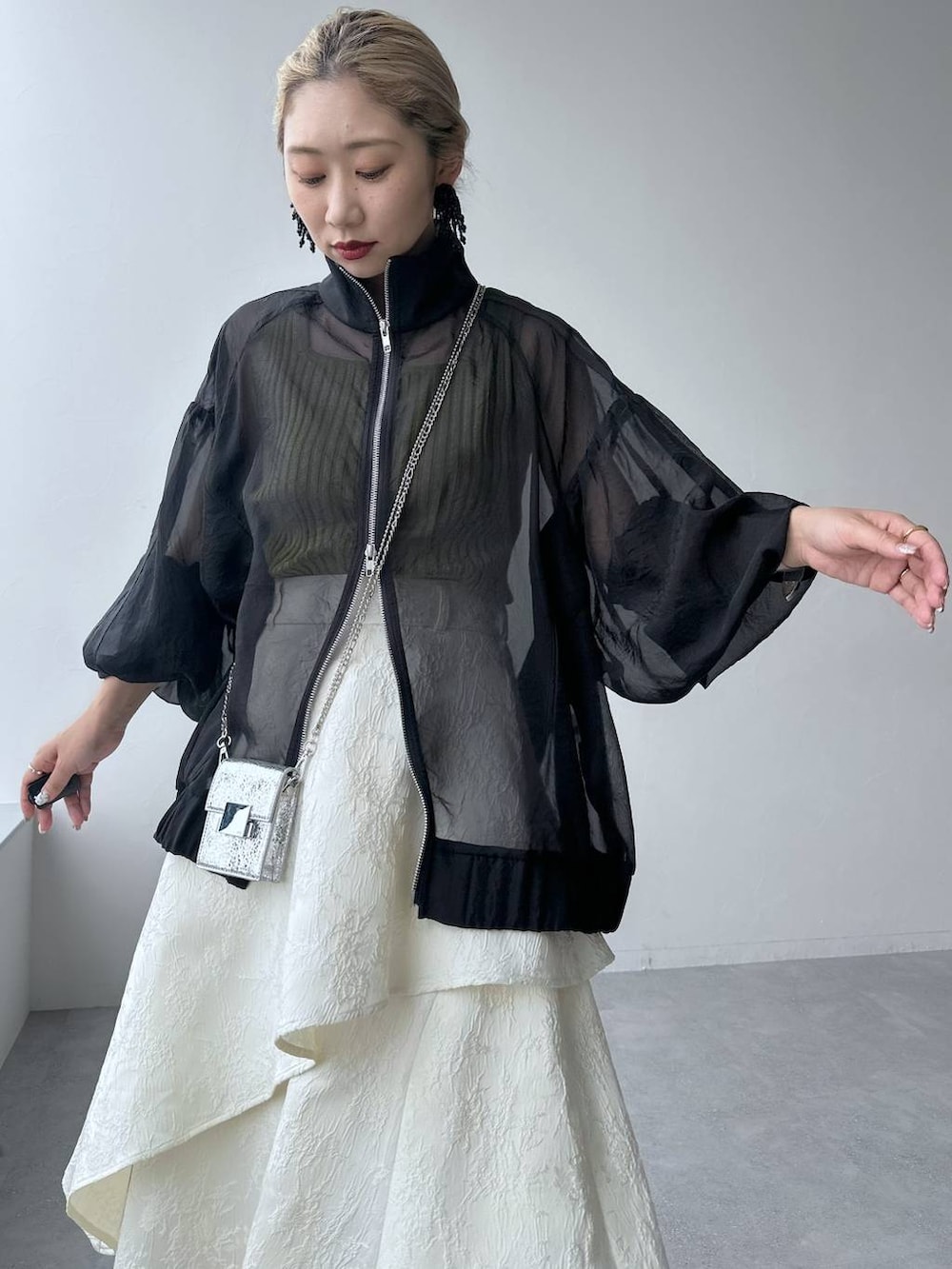 ブラック系のサンダル、イエロー系のタンクトップ、シルバー系のショルダーバッグを着用したレディースの夏コーディネートの8枚目の写真