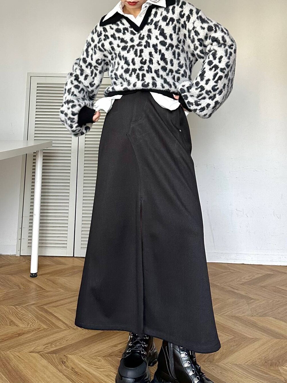 ブラック系のブーツ、ホワイト系のシャツ/ブラウス、ブラック系のスカートを着用したレディースの秋コーディネートの5枚目の写真