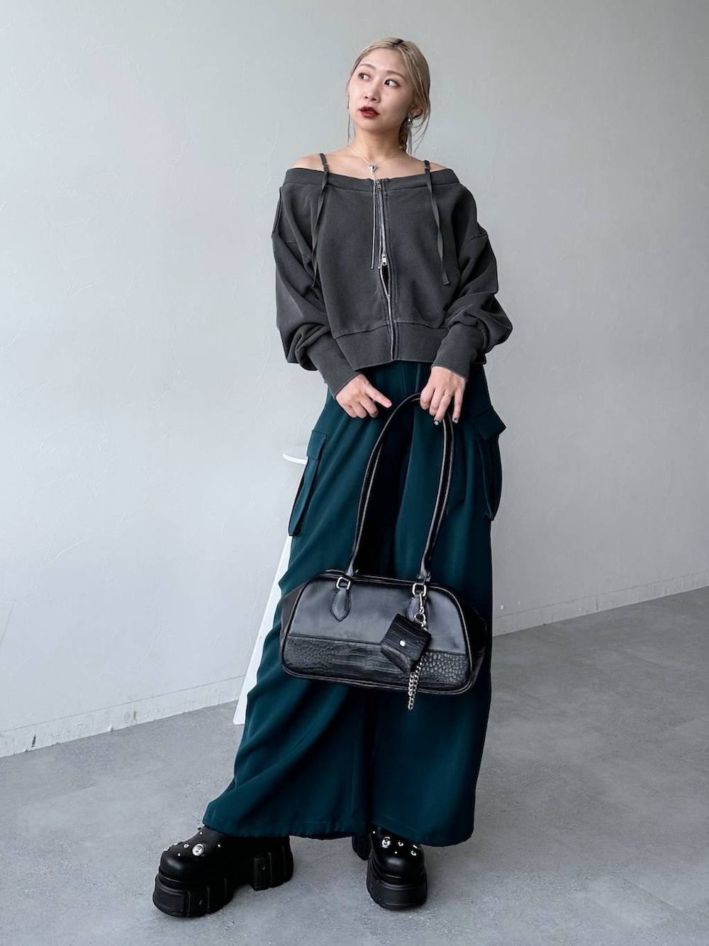 「体型カバー、着痩せ・細見え、モード、結婚式2次会、休日コーデ、デート/ロマンティック、秋コーデ、女子会、個性派、モテ、きれいめ、カラーコーデ_HARE、HARE、ワイドパンツ、スウェット」｜「HAREのオフショルデザインスウェット(HARE)（スウェット、グレー系）」を使った、hare_usamiさん（レディース・158cm）の冬コーディネートの8枚目の写真