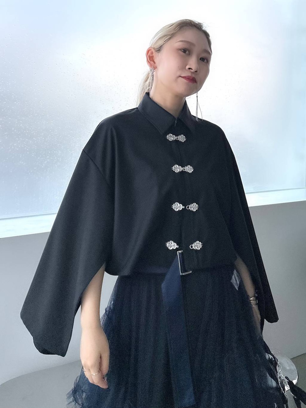 ブラック系のボストンバッグ、ブラック系のシャツ/ブラウス、ブラック系のローファーを着用したレディースの夏コーディネートの5枚目の写真