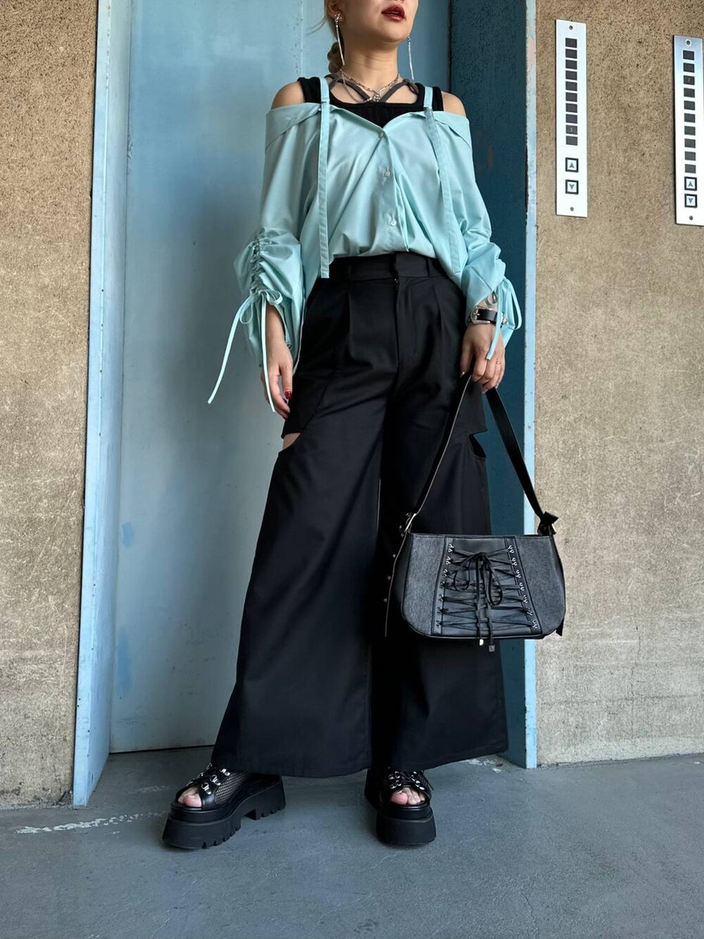 ブラック系のサンダル、ブルー系のシャツ/ブラウス、ブラック系のブレスレットを着用したレディースの春コーディネートの6枚目の写真