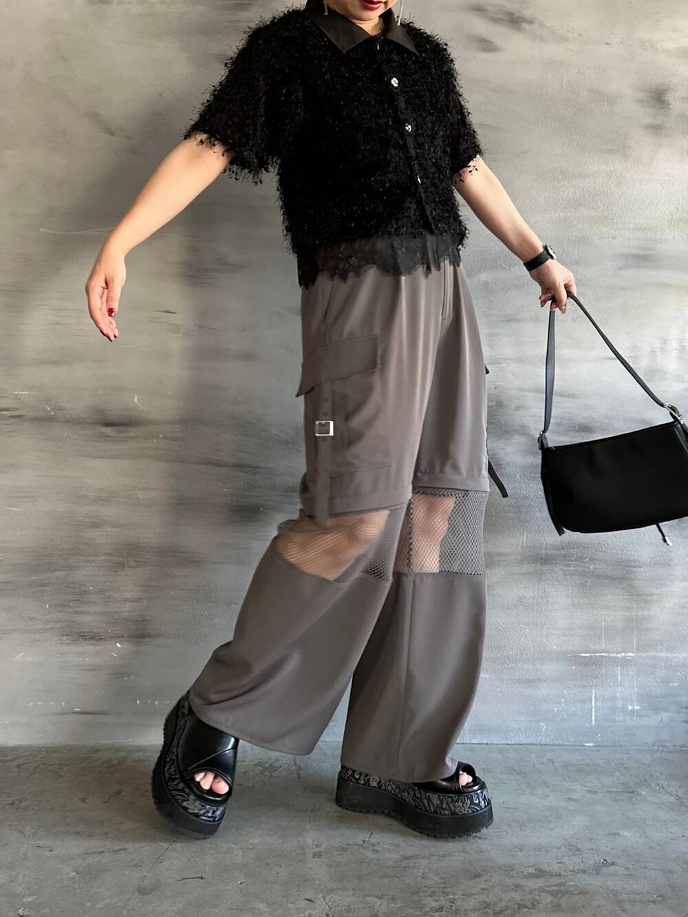 ブラック系のTシャツ/カットソー、グレー系のカーゴパンツ、ブラック系のブレスレットを着用したレディースの春コーディネートの4枚目の写真