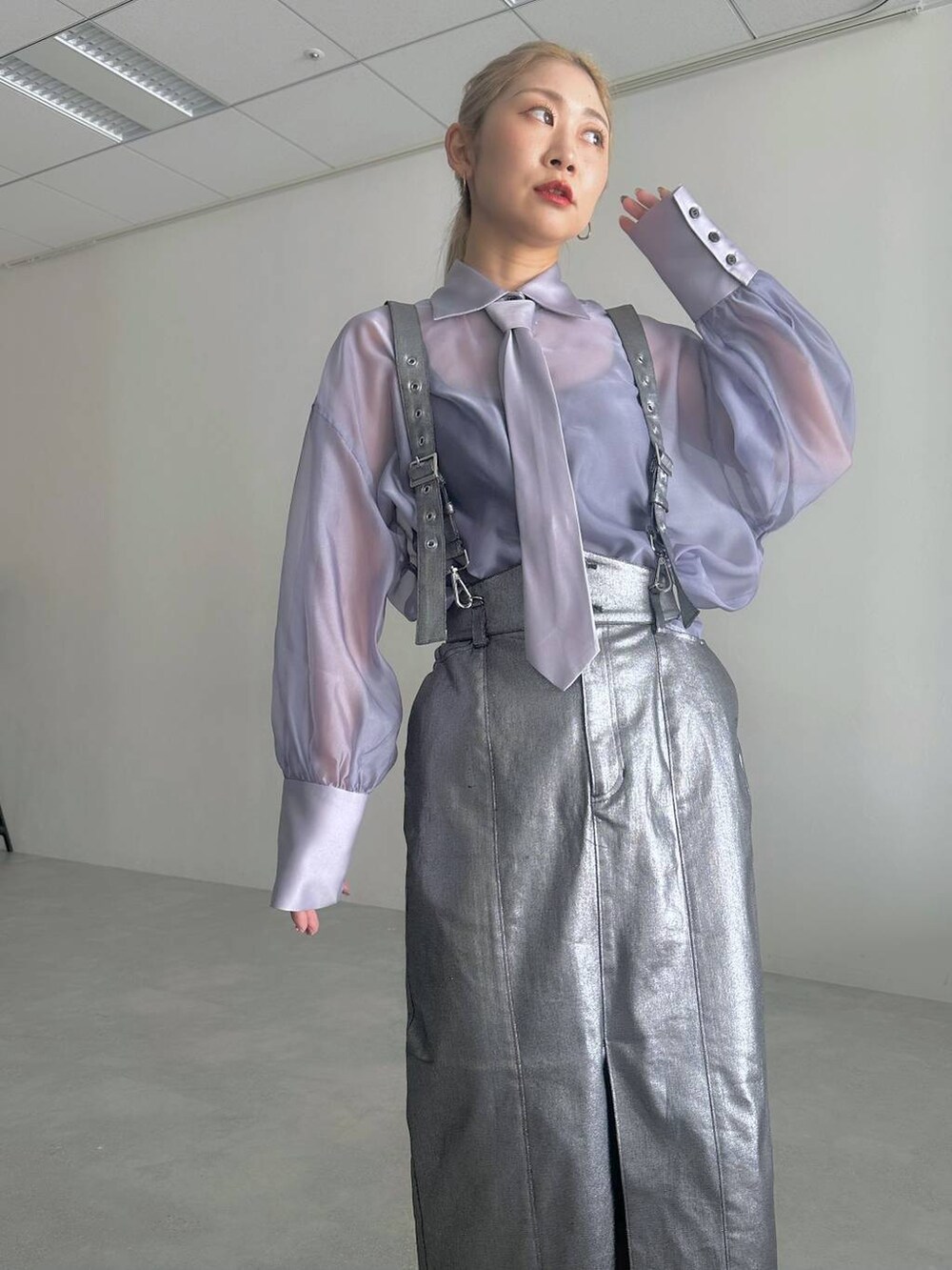 「体型カバー、着痩せ・細見え、モード、結婚式2次会、休日コーデ、デート/ロマンティック、秋コーデ、女子会、個性派、モテ、きれいめ、カラーコーデ_HARE、HARE、ロングスカート、シャツ」｜「HAREのメッシュレースアップブーサン(HARE)（サンダル、ブラック系）」を使った、hare_usamiさん（骨格ウェーブ・レディース・158cm）の春コーディネートの4枚目の写真