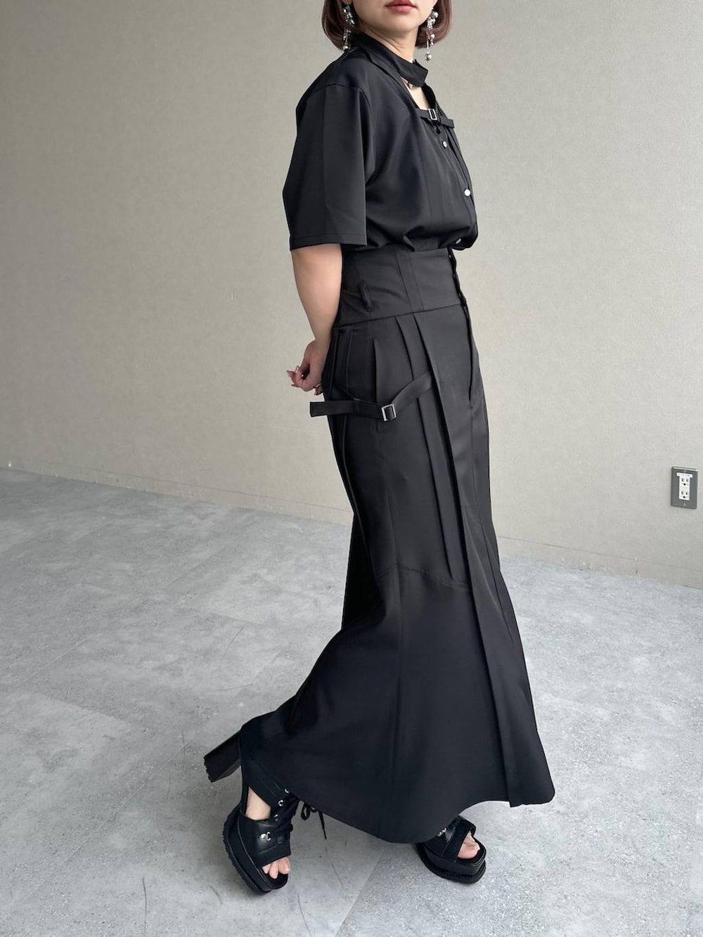 ブラック系のブーツ、ブラック系のシャツ/ブラウス、ブラック系のスカートを着用したレディースの春コーディネートの7枚目の写真