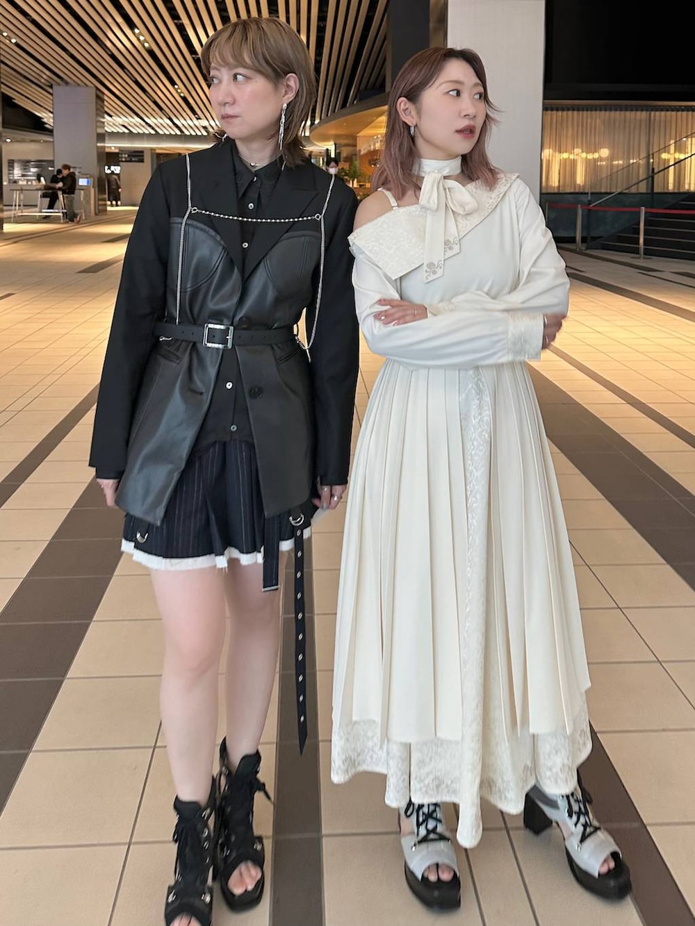 ブラック系のブーツ、ベージュ系のブーツ、ブラック系のベルトを着用したレディースの春コーディネートの5枚目の写真