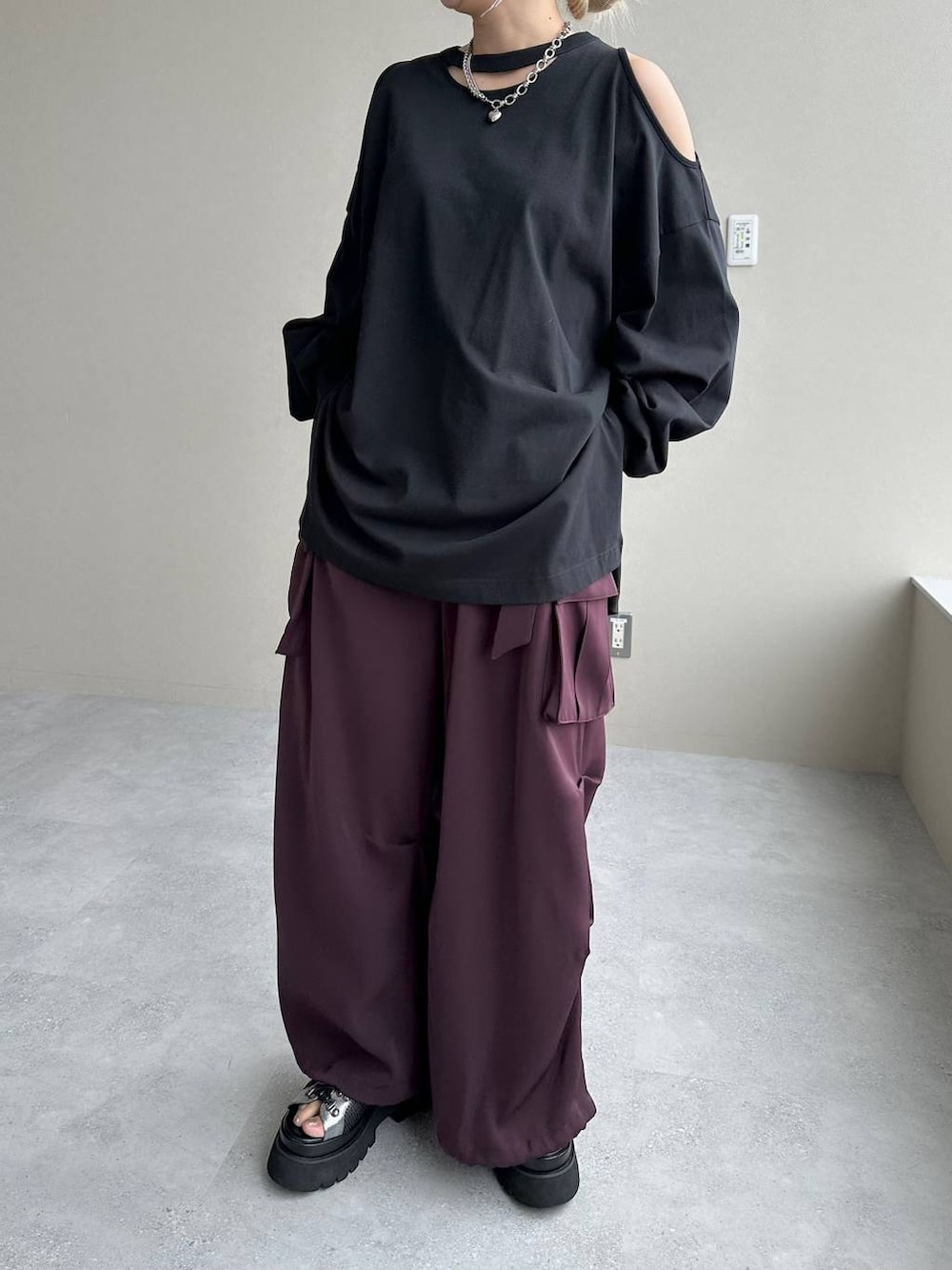 「デート/ロマンティック、モテ、カラーコーデ_HARE、HARE、きれいめ、着痩せ・細見え、モード、結婚式2次会、休日コーデ、夏コーデ、女子会、個性派、ロンT、ワイドパンツ」｜「HAREのデザインレースアップブーサン(HARE)（サンダル、シルバー系）」を使った、hare_usamiさん（レディース・158cm）の夏コーディネートの4枚目の写真