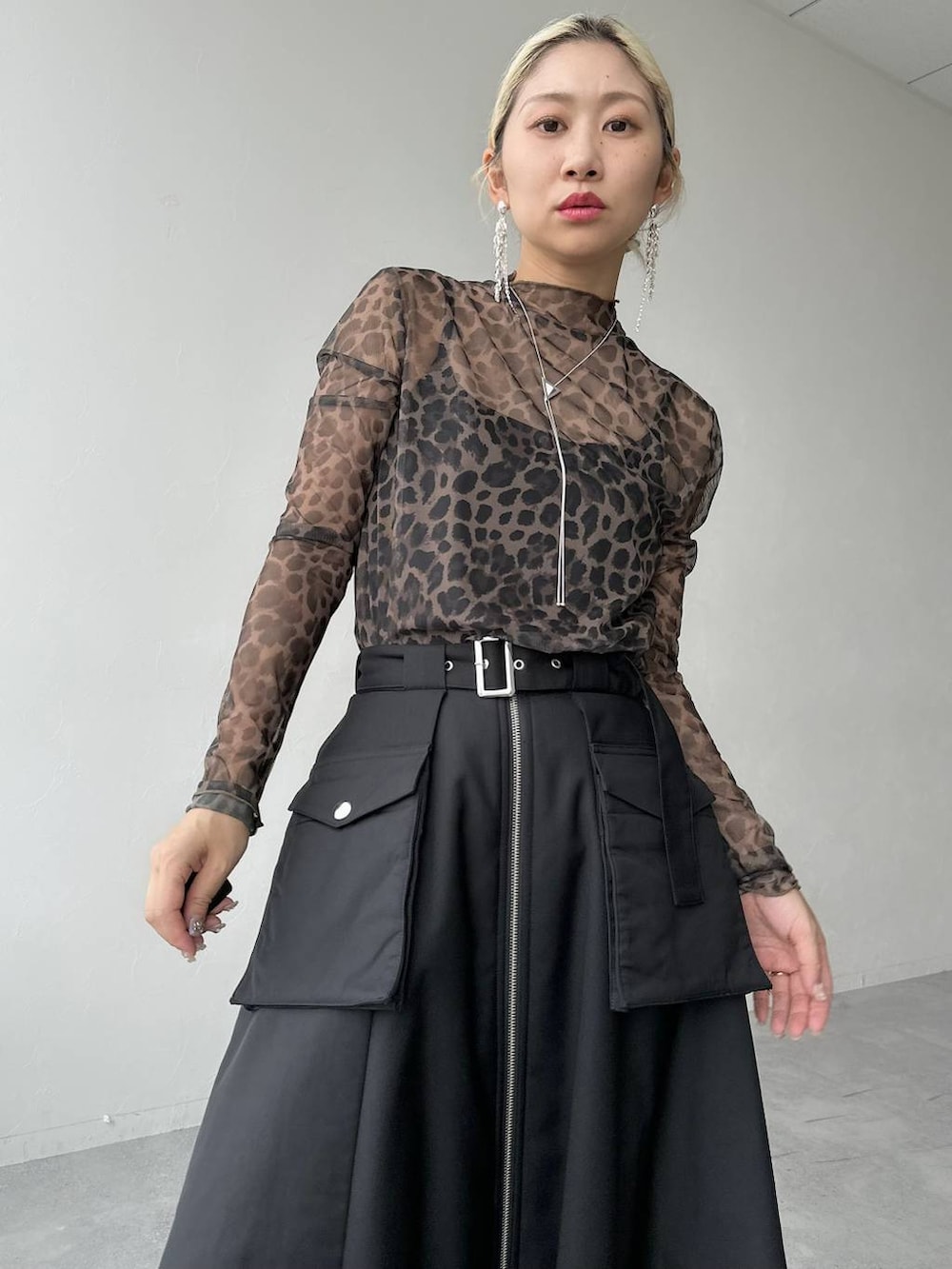 ブラウン系のTシャツ/カットソー、グレー系のテーラードジャケット、グレー系のブーツを着用したレディースの秋コーディネートの8枚目の写真