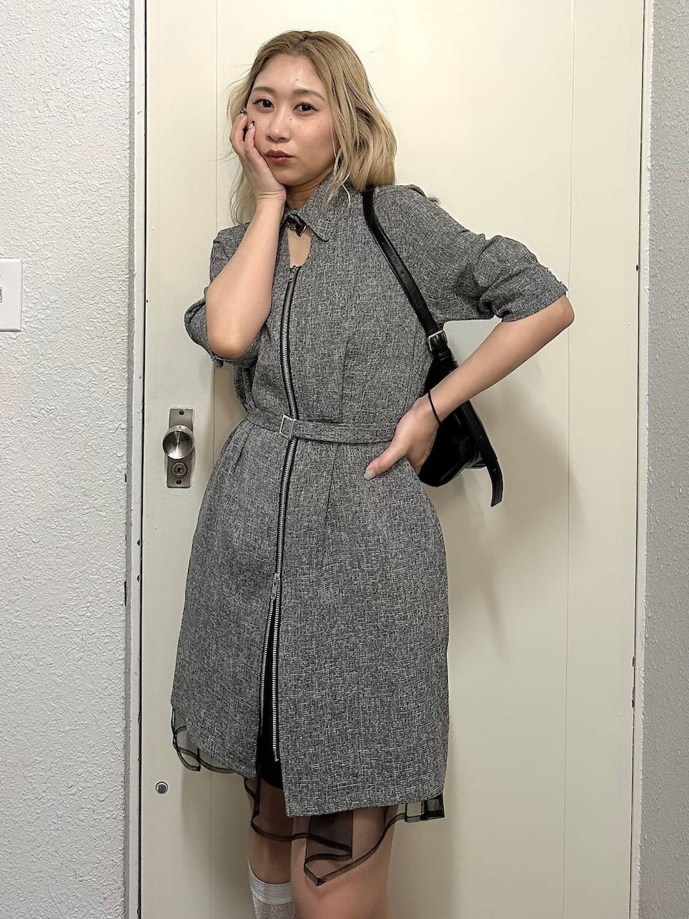 「きれいめ、着痩せ・細見え、モード、結婚式2次会、休日コーデ、デート/ロマンティック、春コーデ、女子会、個性派、モテ、カラーコーデ_HARE、HARE、ワンピース、サンダル」｜「HAREのベルテッドショルダーバッグ(HARE)（ショルダーバッグ、ブラック系）」を使った、hare_usamiさん（レディース・158cm）の春コーディネートの4枚目の写真