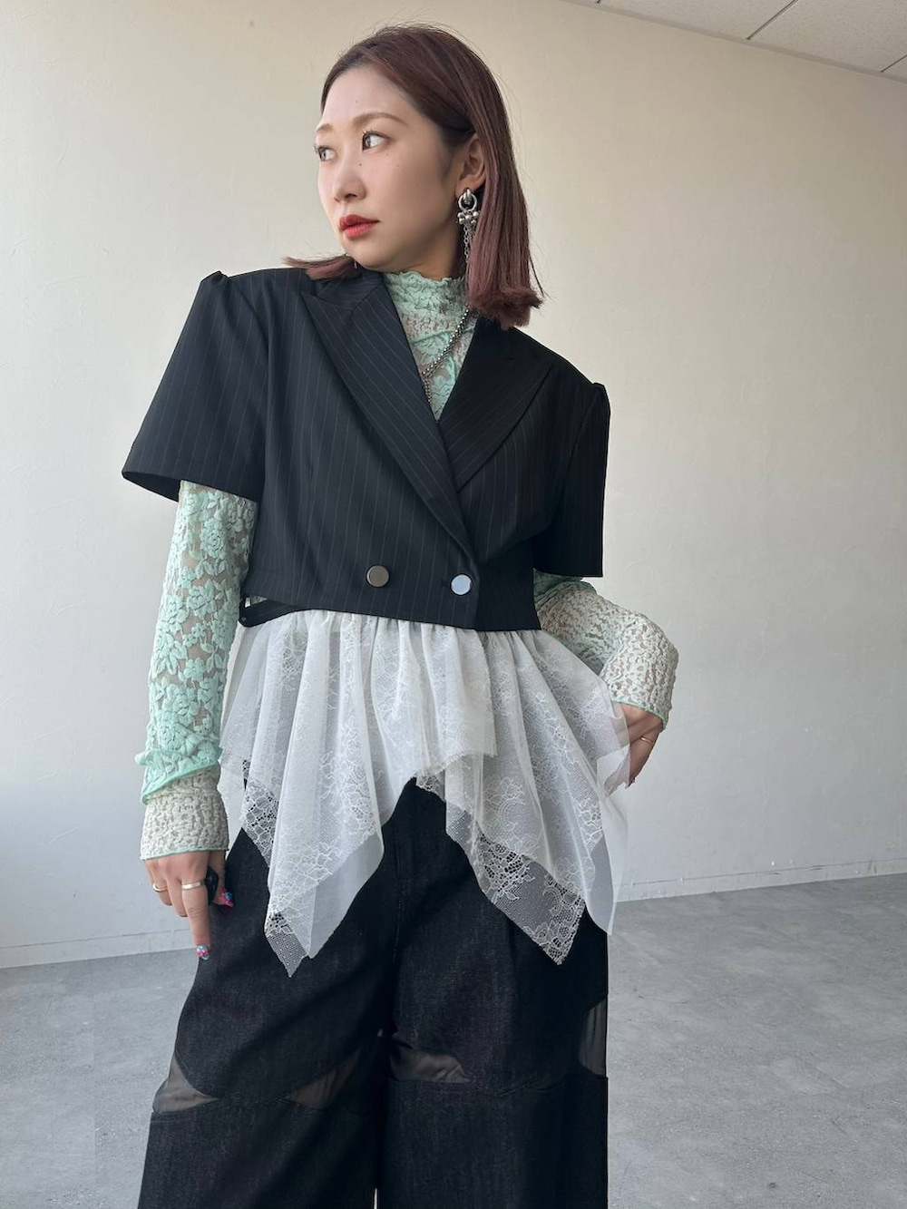 ブラック系のサンダル、ブラック系のデニムパンツ、グリーン系のTシャツ/カットソーを着用したレディースの春コーディネートの4枚目の写真