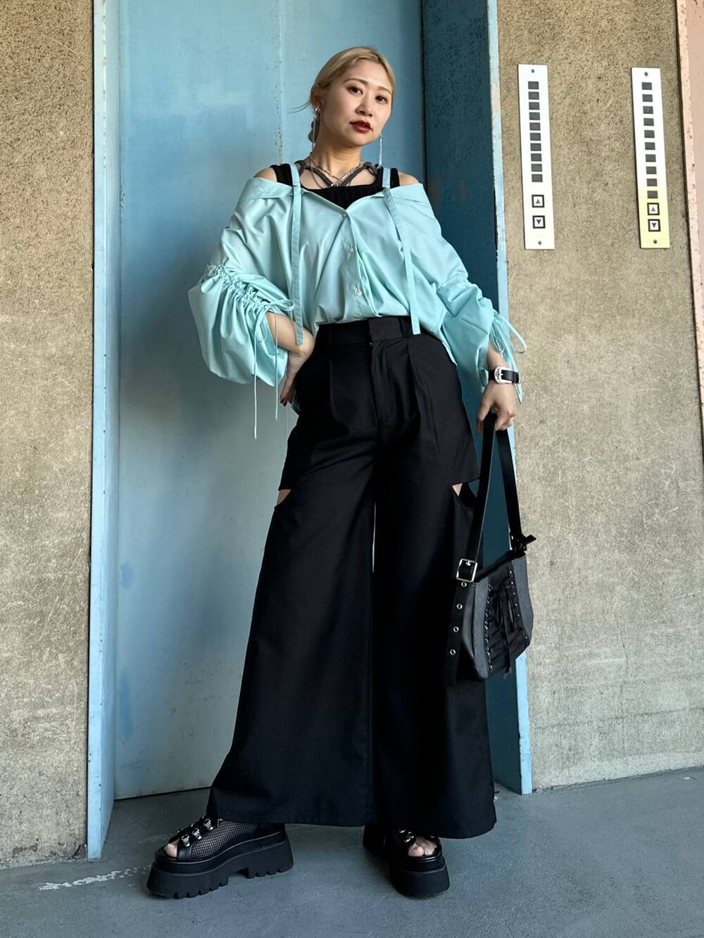 ブラック系のサンダル、ブルー系のシャツ/ブラウス、ブラック系のブレスレットを着用したレディースの春コーディネートの8枚目の写真