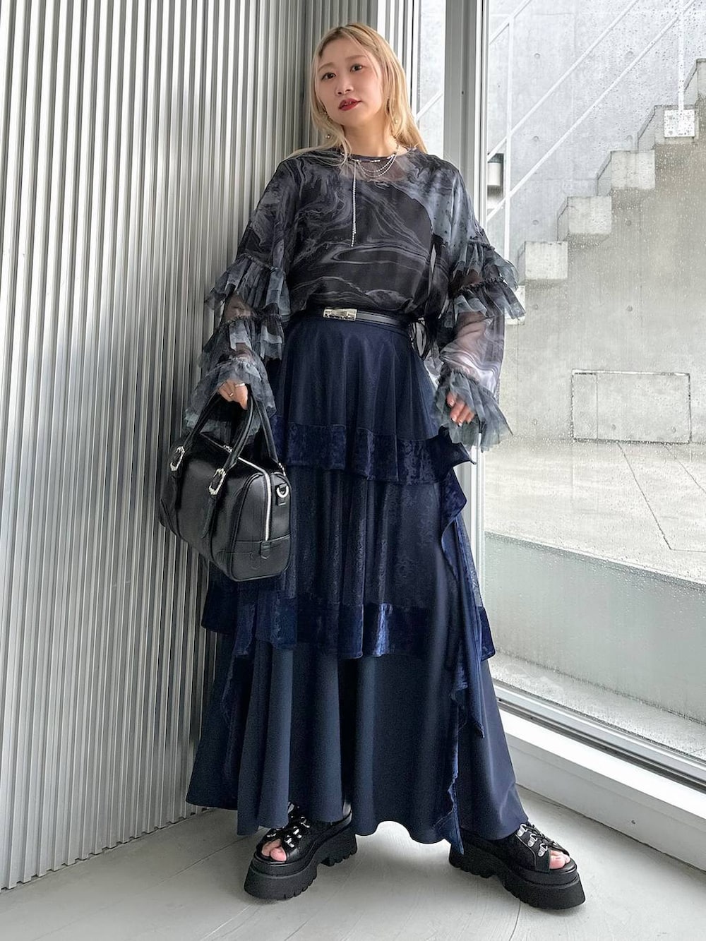 「きれいめ、着痩せ・細見え、モード、結婚式2次会、休日コーデ、デート/ロマンティック、夏コーデ、女子会、個性派、モテ、カラーコーデ_HARE、HARE、ロングスカート」｜「HAREのメッシュレースアップブーサン(HARE)（サンダル、ブラック系）」を使った、hare_usamiさん（レディース・158cm）の夏コーディネートの8枚目の写真