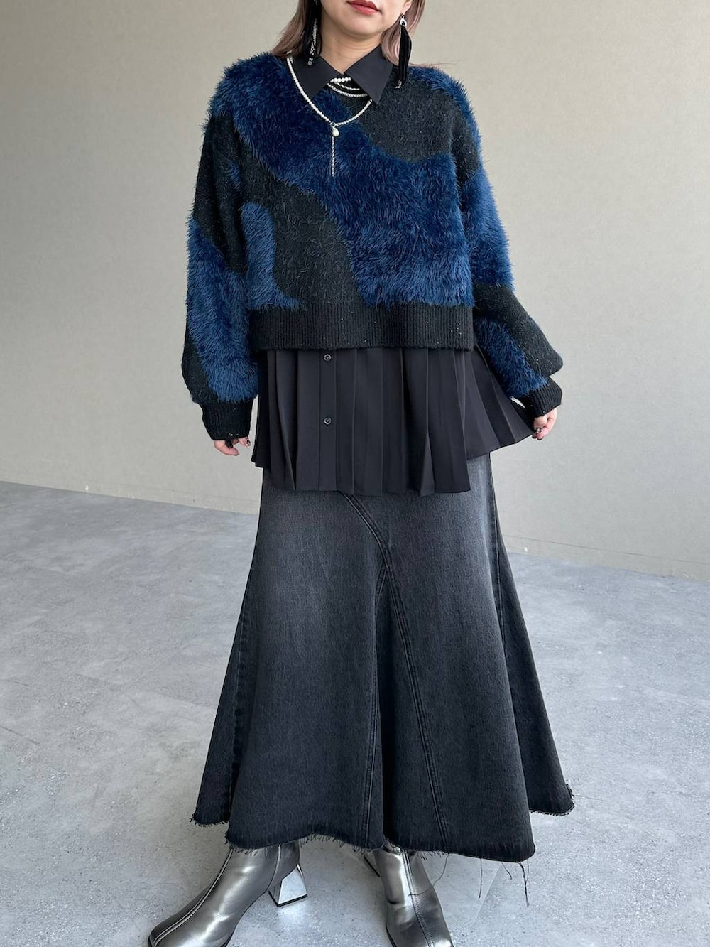 ブラック系のデニムスカート、シルバー系のブーツ、ブラック系のシャツ/ブラウスを着用したレディースの秋コーディネートの6枚目の写真